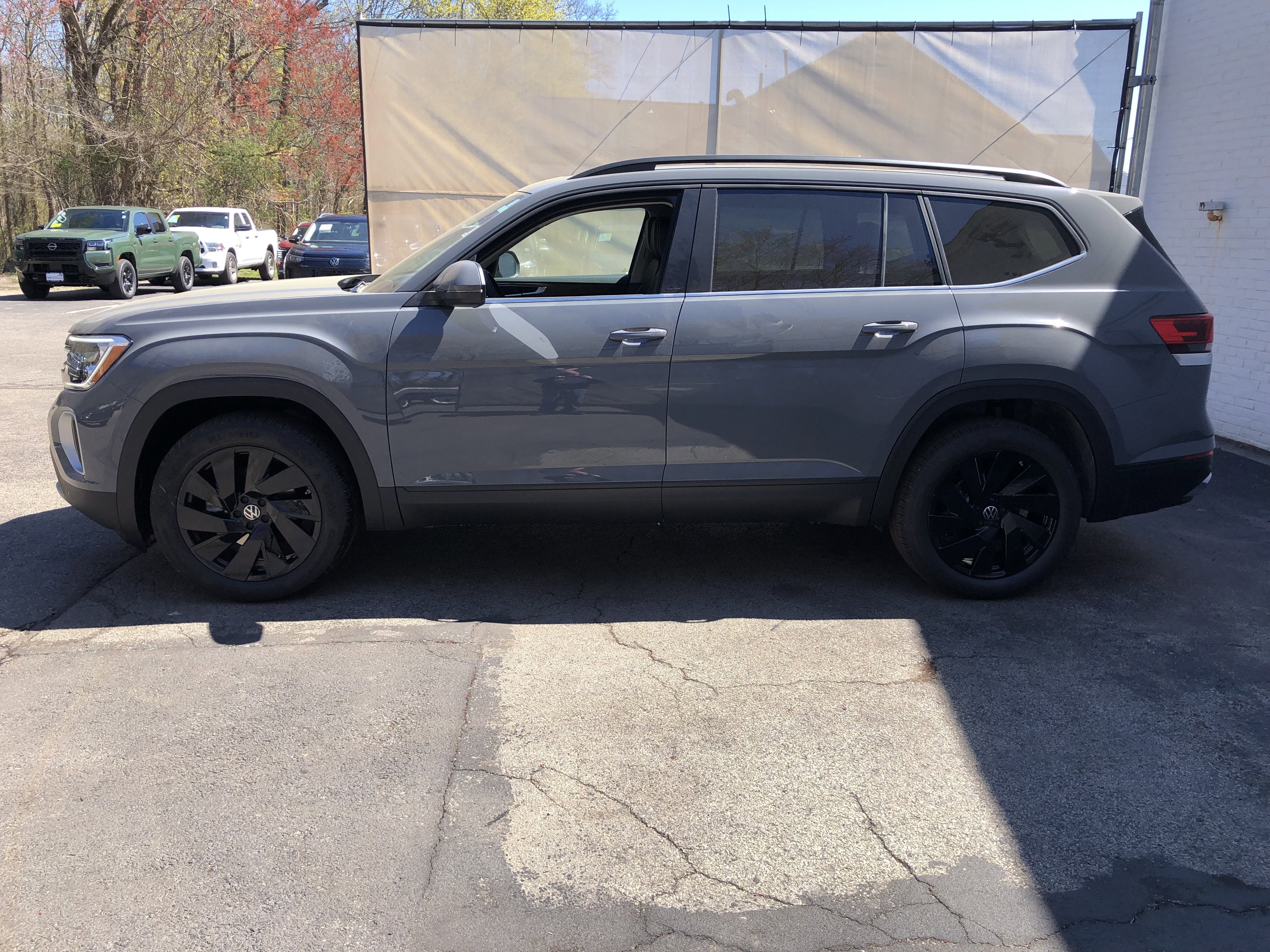2026 Volkswagen Atlas 2.0T SE w/Technology w/captains chairs, panoramic sunroof and black wheel package