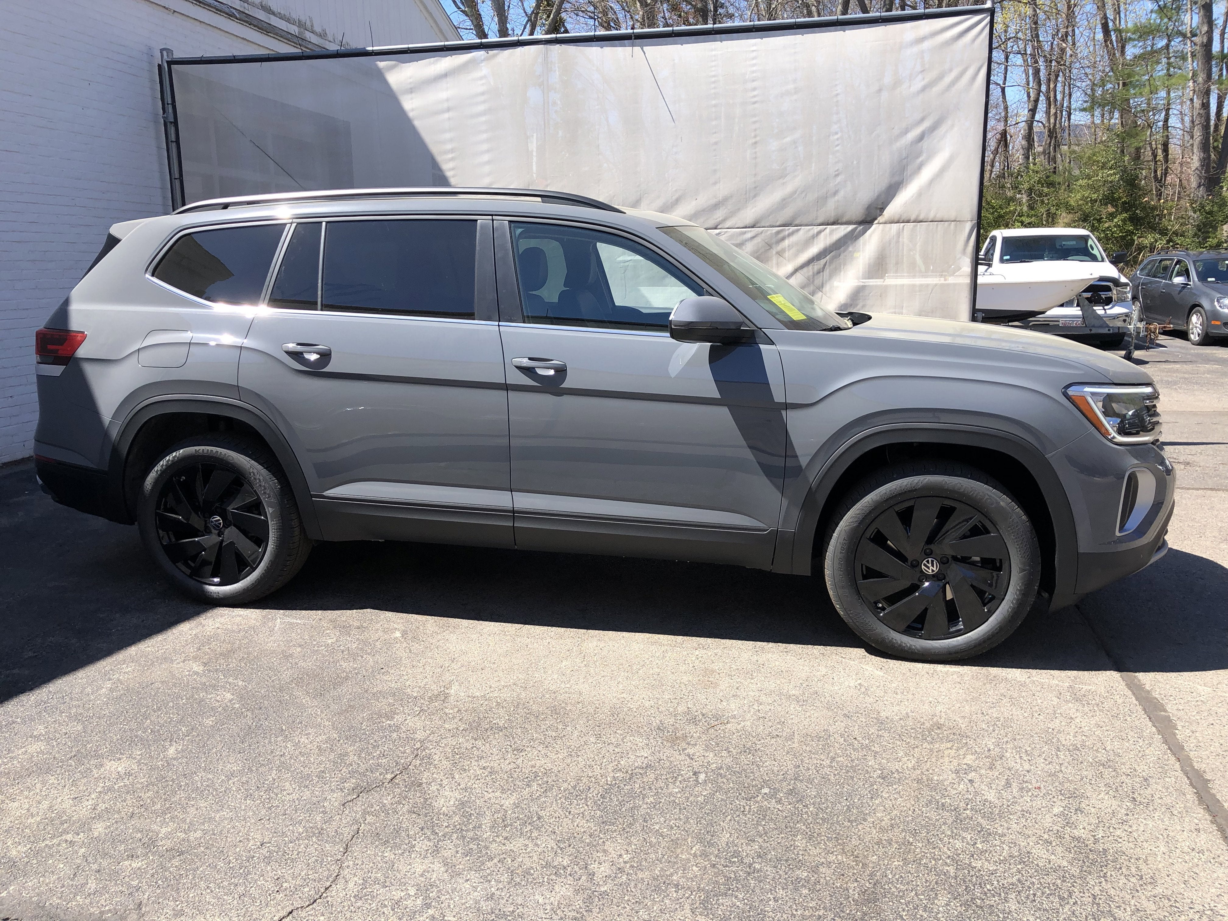 2026 Volkswagen Atlas 2.0T SE w/Technology w/captains chairs, panoramic sunroof and black wheel package