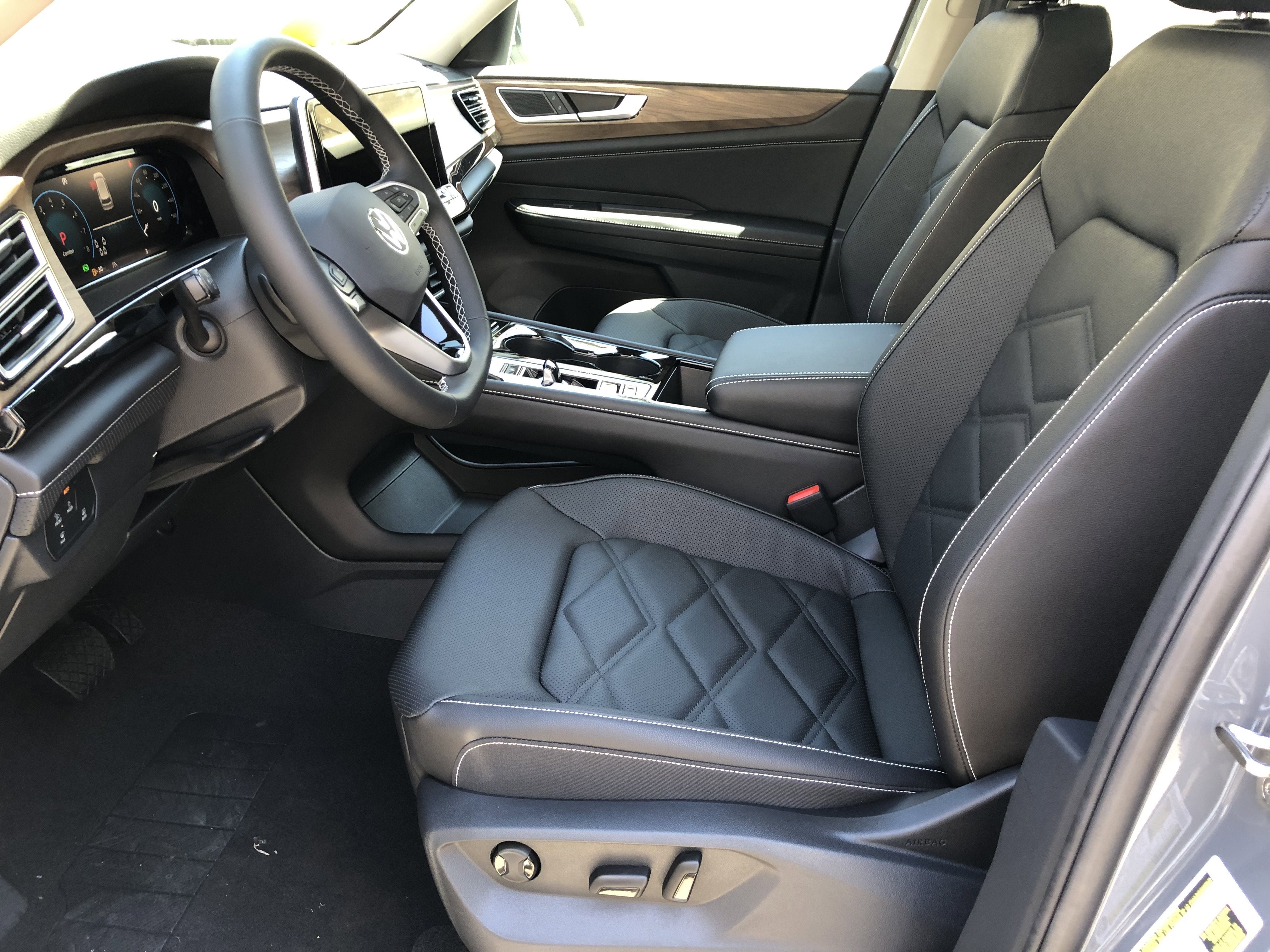 2026 Volkswagen Atlas 2.0T SE w/Technology w/captains chairs, panoramic sunroof and black wheel package