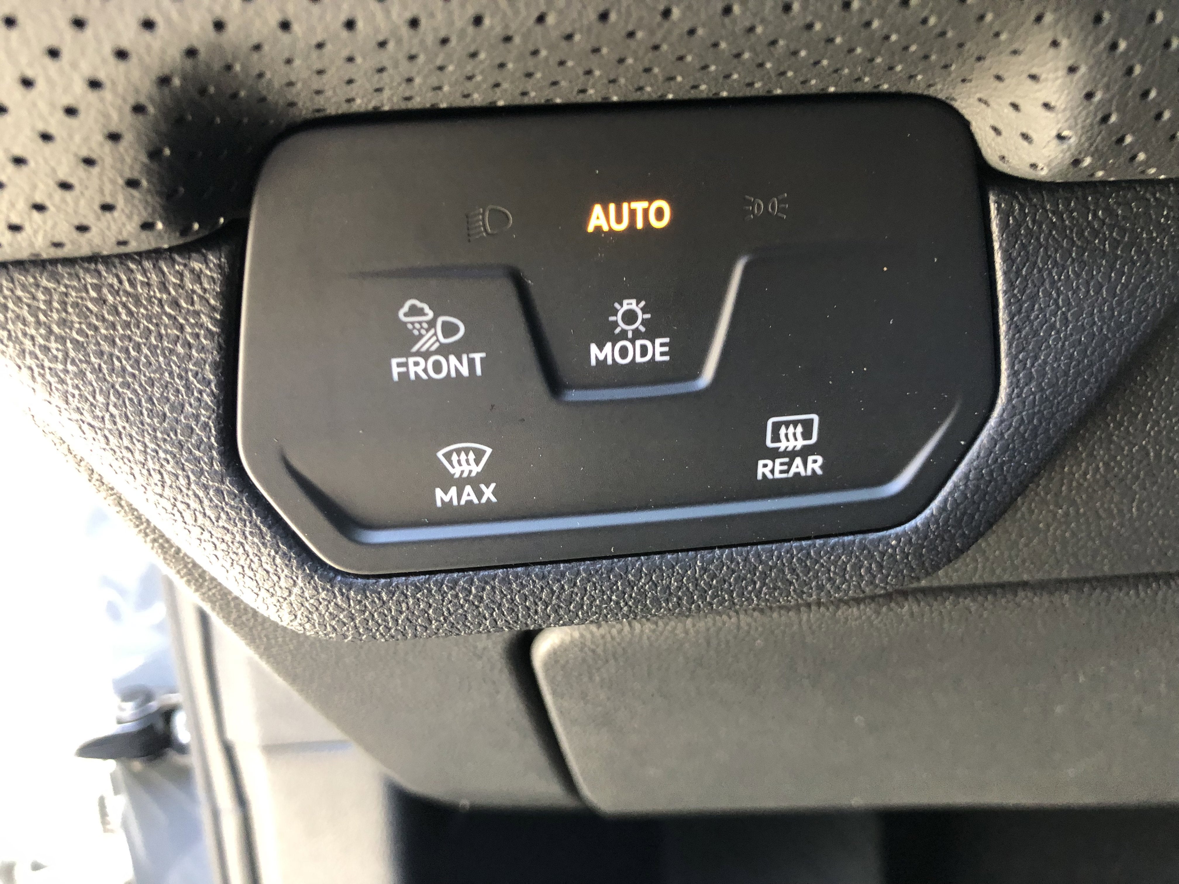 2026 Volkswagen Atlas 2.0T SE w/Technology w/captains chairs, panoramic sunroof and black wheel package
