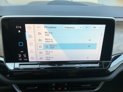 2026 Volkswagen Atlas 2.0T SE w/Technology w/captains chairs and panoramic sunroof