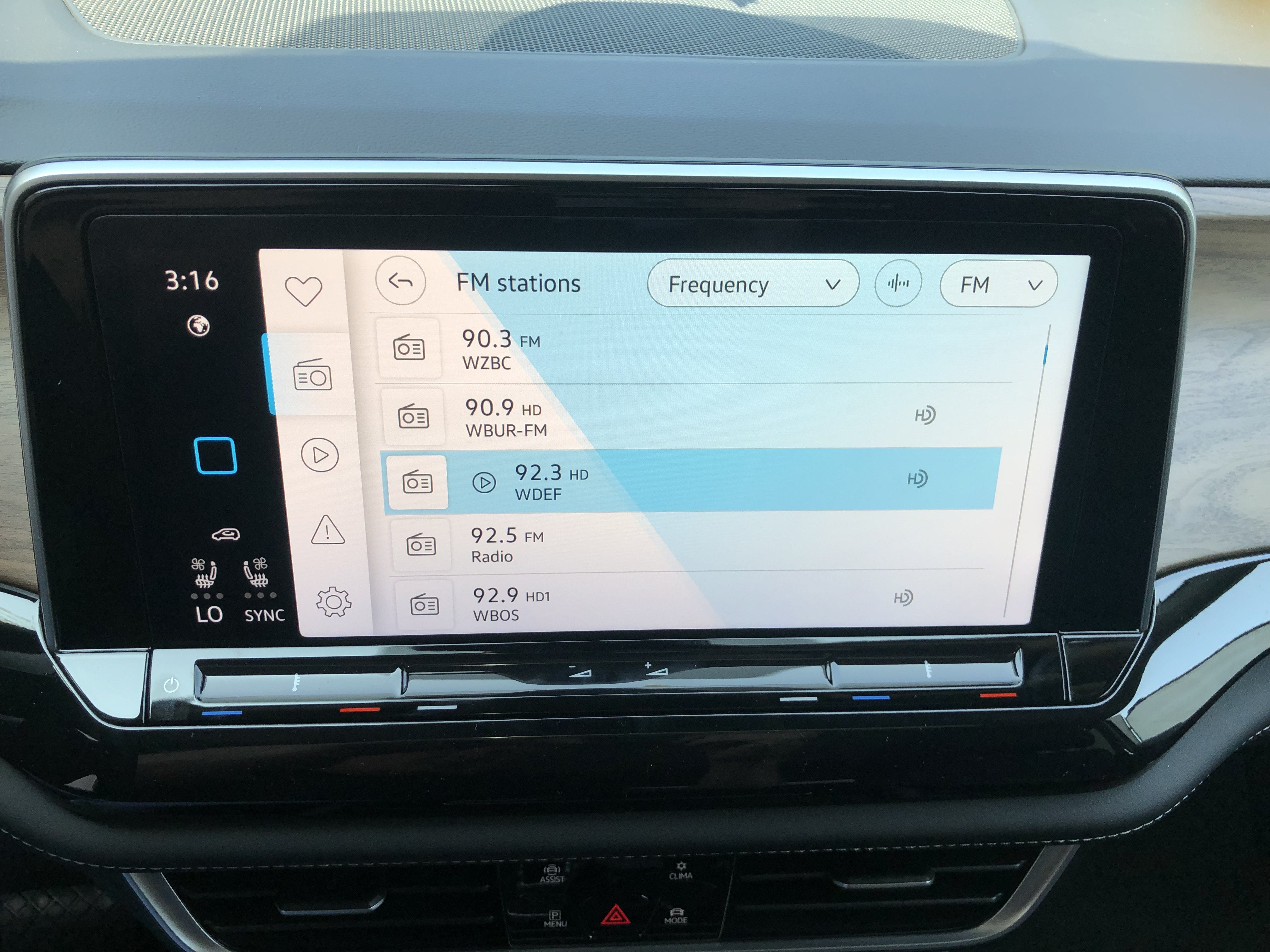 2026 Volkswagen Atlas 2.0T SE w/Technology w/captains chairs and panoramic sunroof