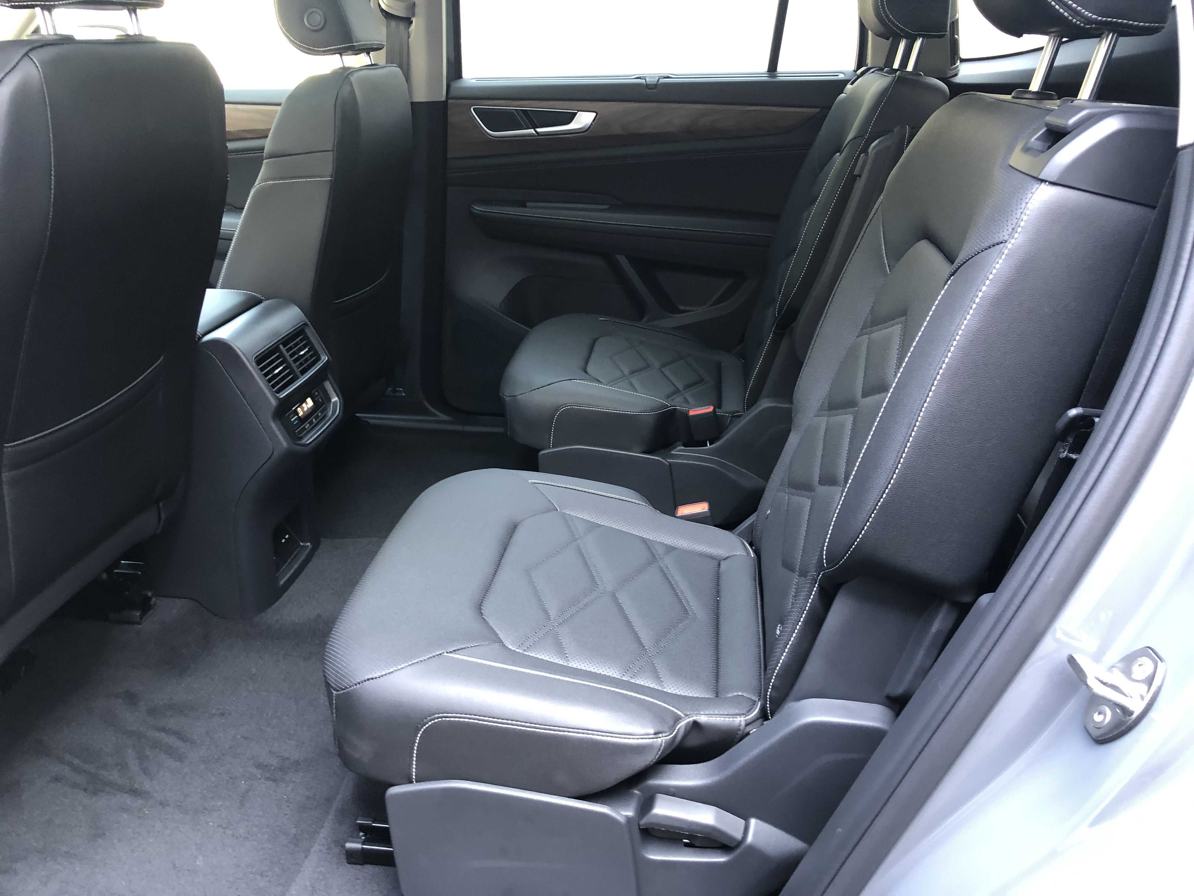2026 Volkswagen Atlas 2.0T SE w/Technology w/captains chairs and panoramic sunroof