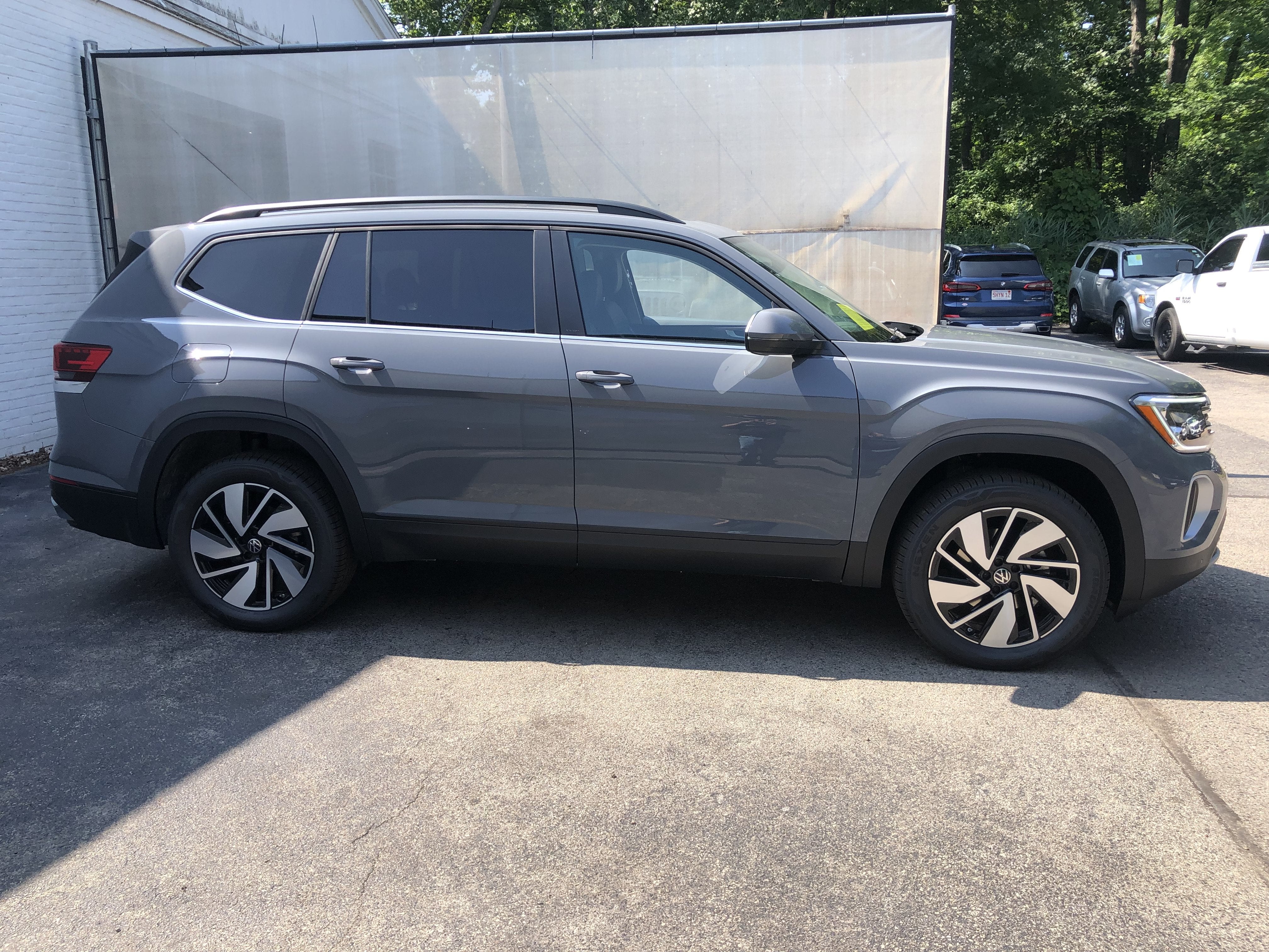2026 Volkswagen Atlas 2.0T SE w/Technology w/captains chairs and panoramic sunroof