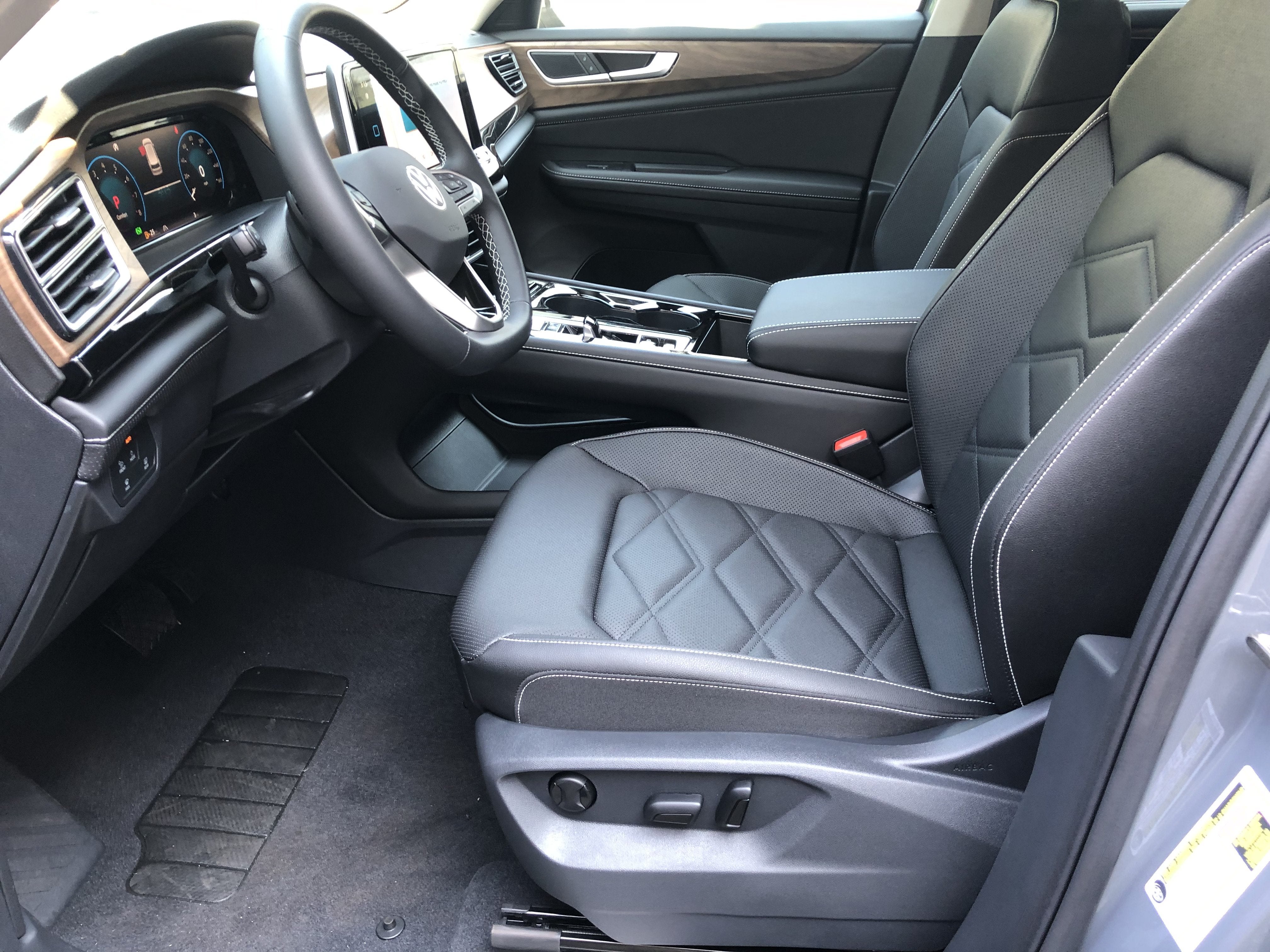2026 Volkswagen Atlas 2.0T SE w/Technology w/captains chairs and panoramic sunroof