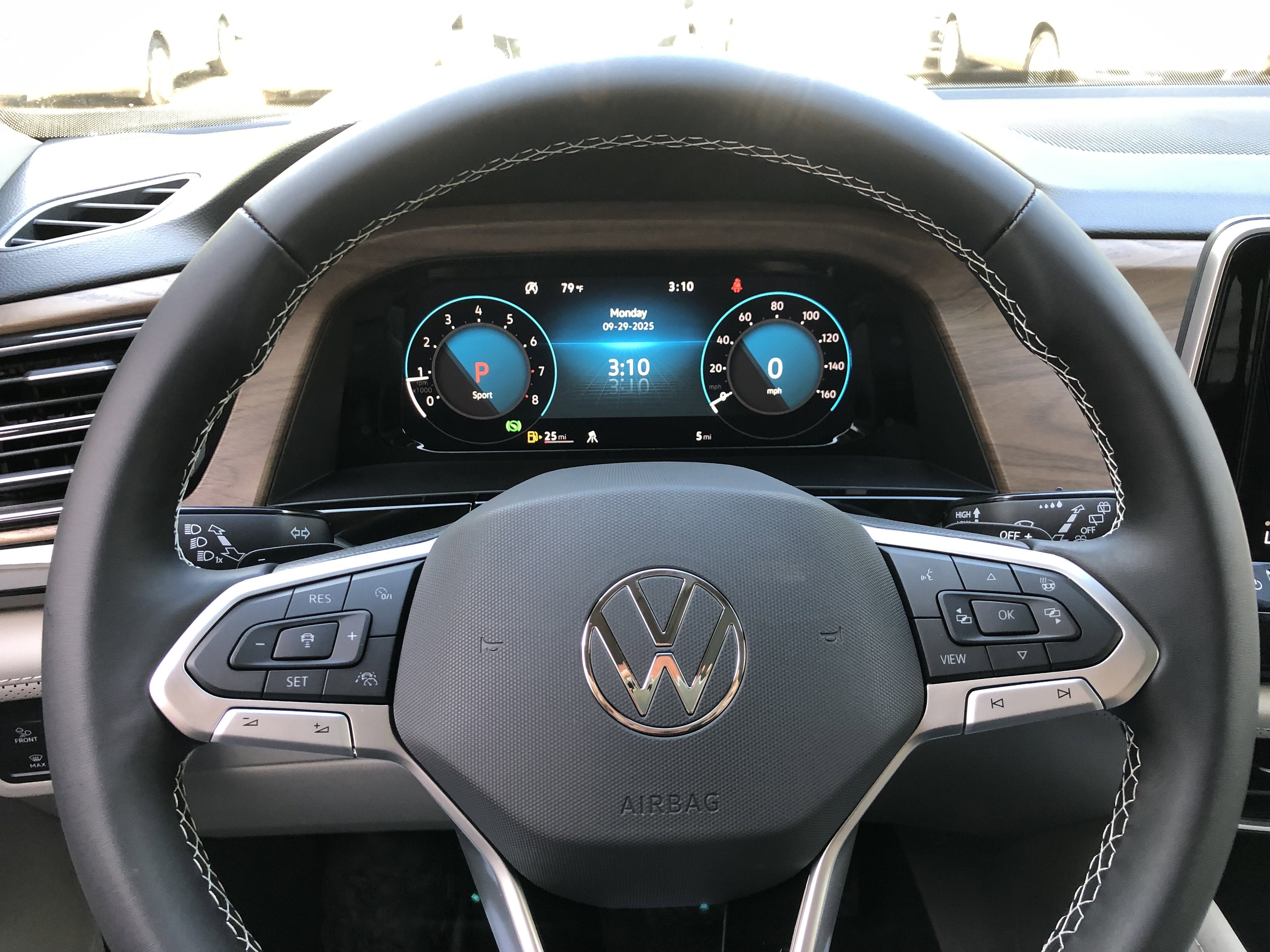 2026 Volkswagen Atlas 2.0T SE w/Technology w/panoramic sunroof