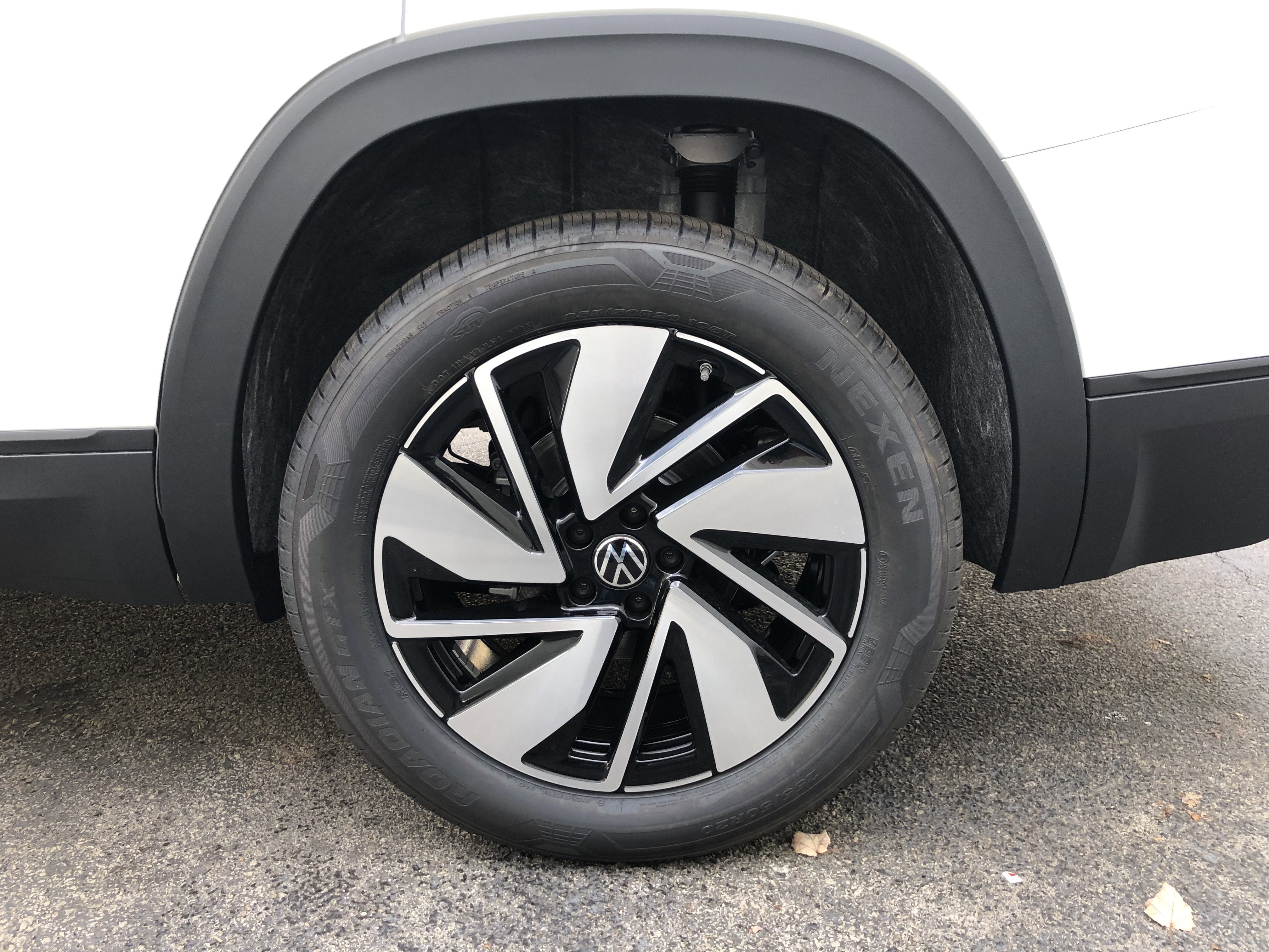 2026 Volkswagen Atlas 2.0T SE w/Technology w/panoramic sunroof