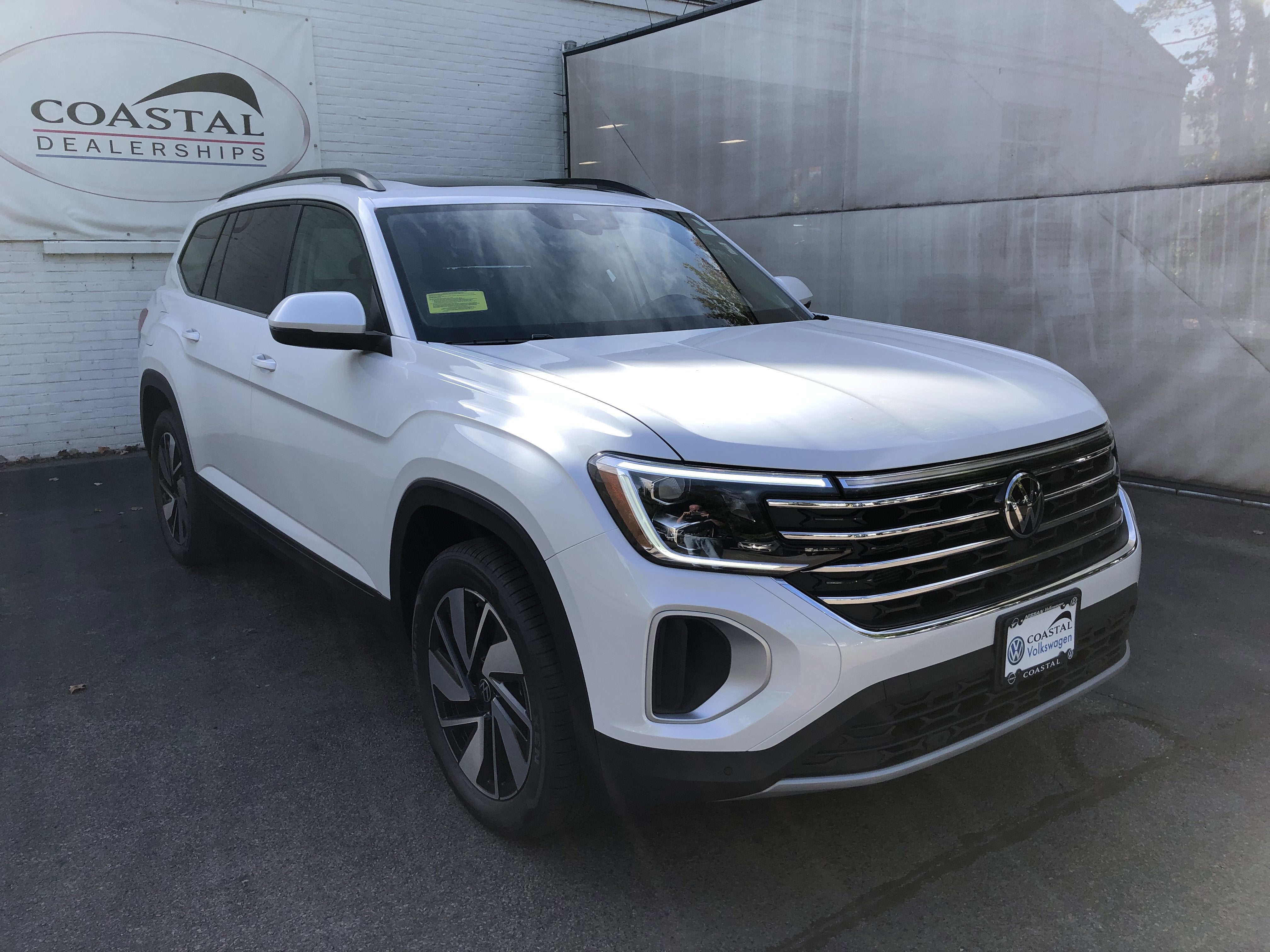 2026 Volkswagen Atlas 2.0T SE w/Technology w/panoramic sunroof