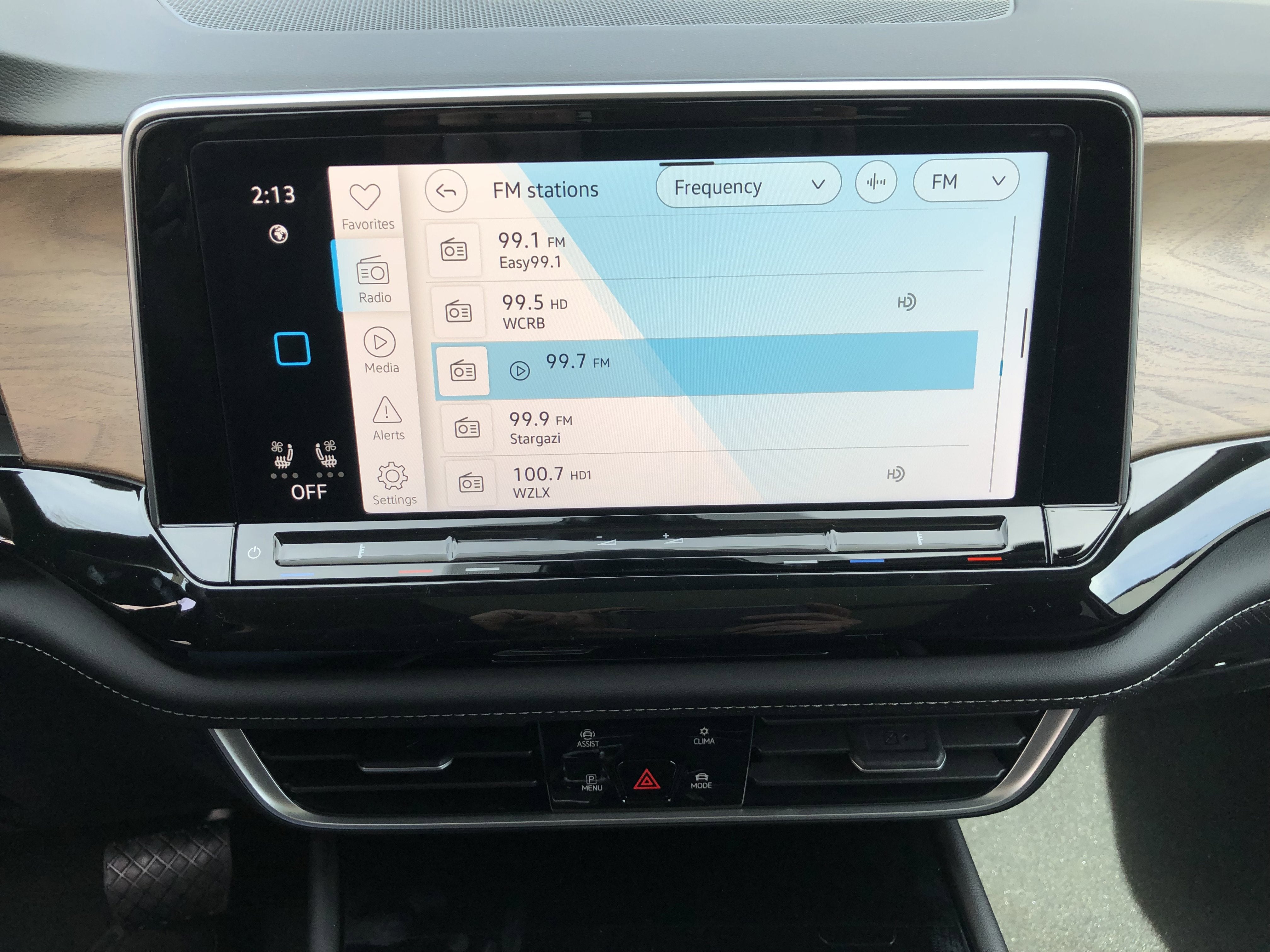 2026 Volkswagen Atlas 2.0T SE w/Technology w/panoramic sunroof and black wheel package