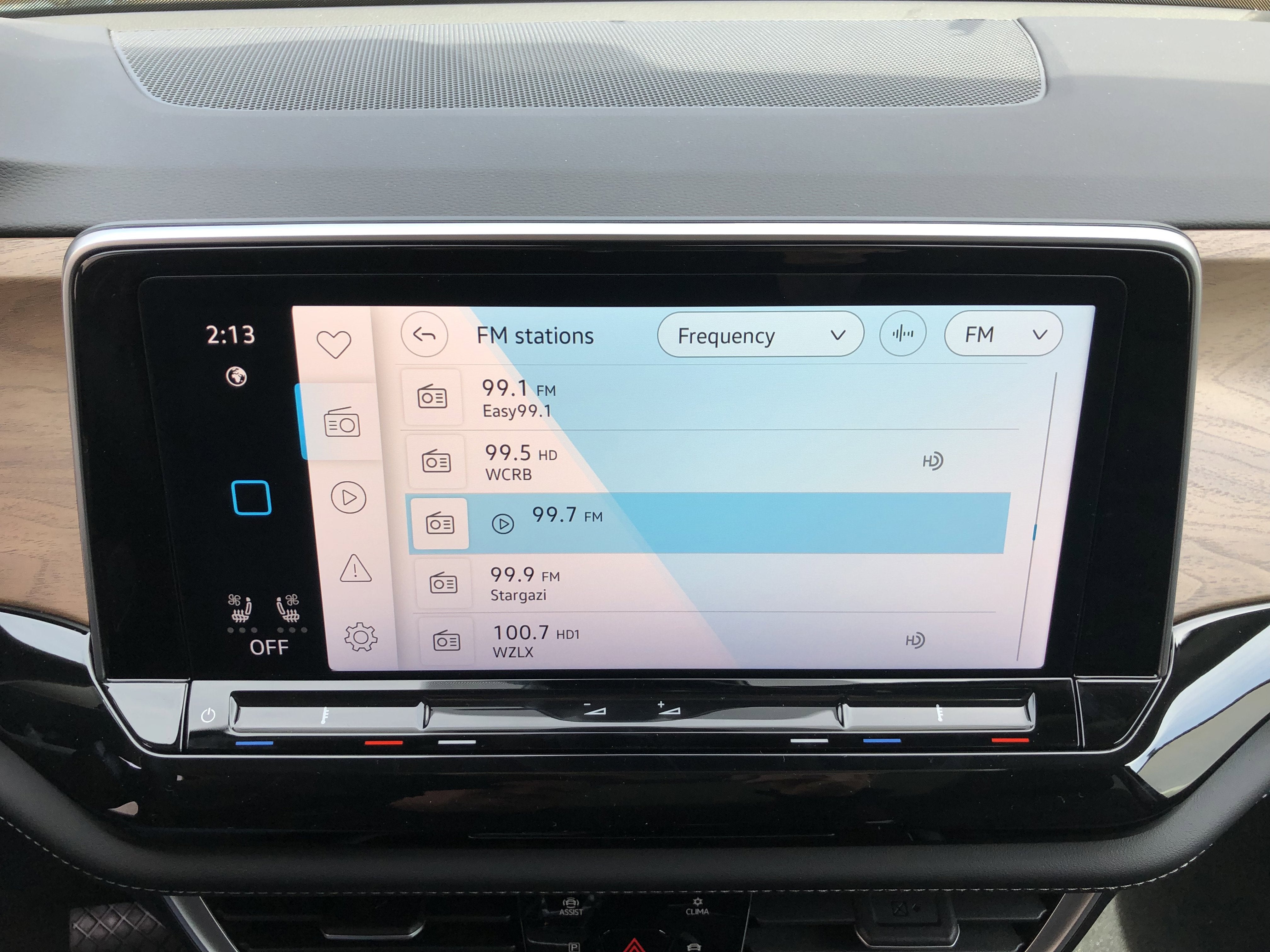 2026 Volkswagen Atlas 2.0T SE w/Technology w/panoramic sunroof and black wheel package