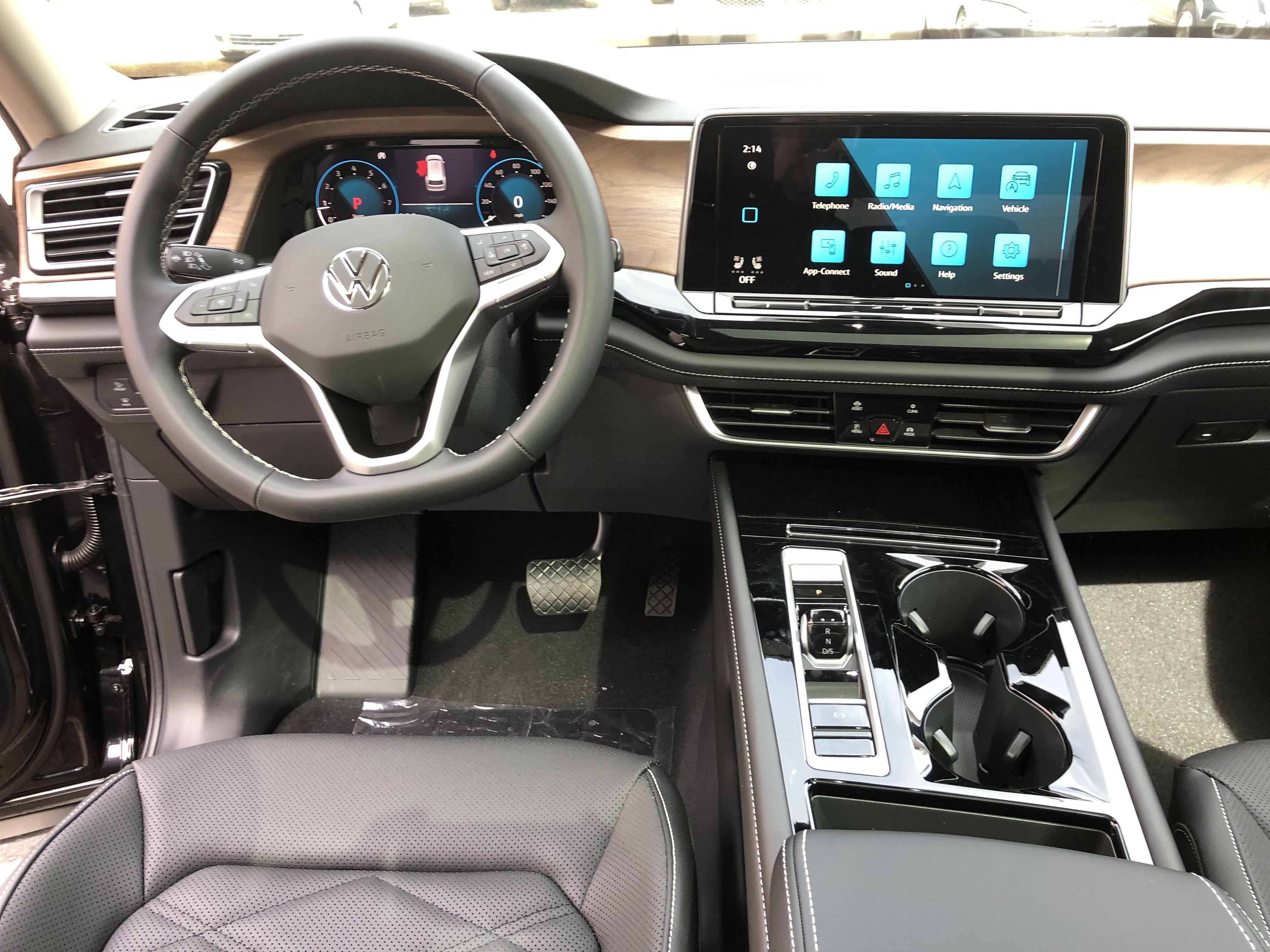 2026 Volkswagen Atlas 2.0T SE w/Technology w/panoramic sunroof and black wheel package