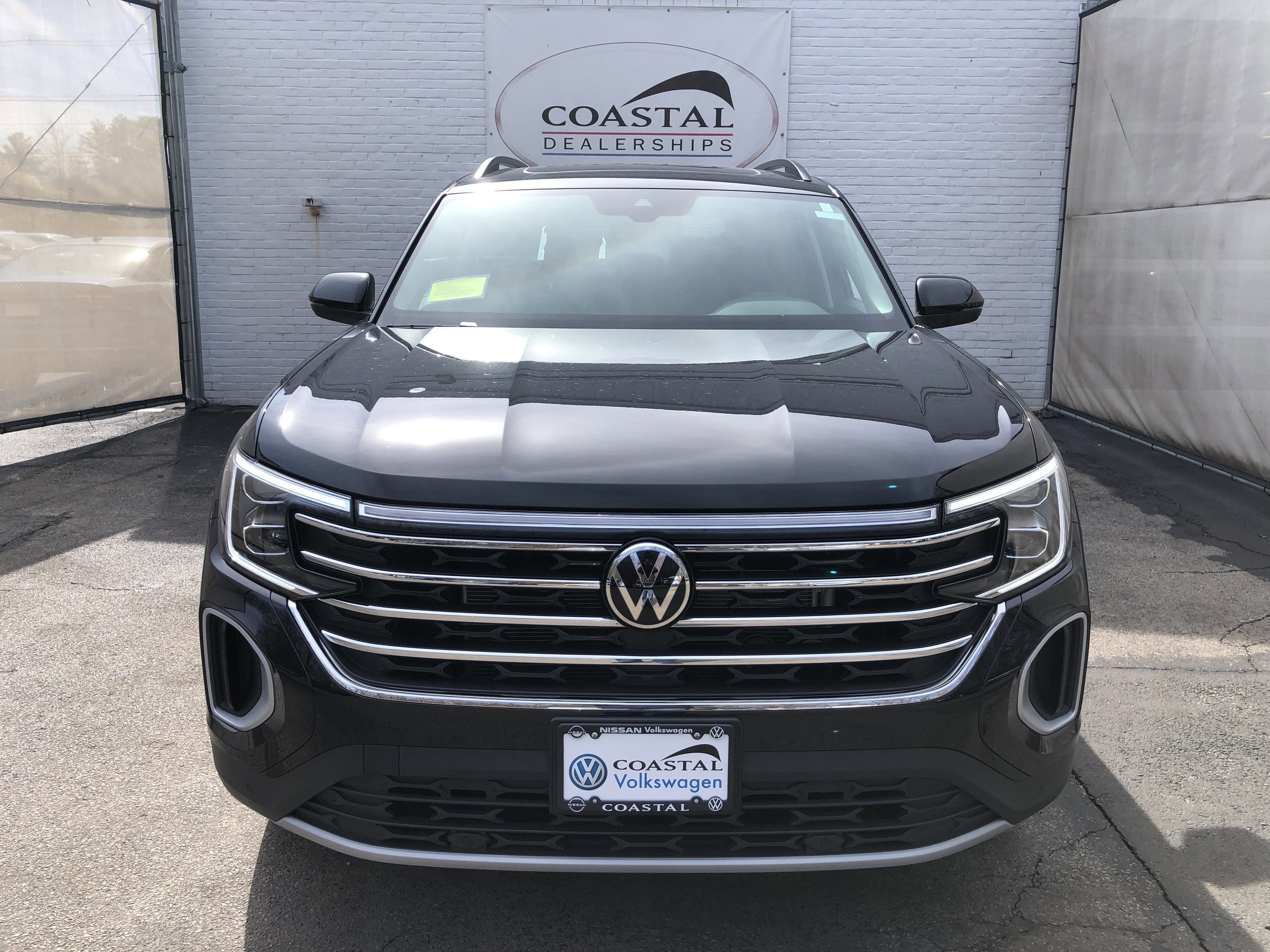2026 Volkswagen Atlas 2.0T SE w/Technology w/panoramic sunroof and black wheel package