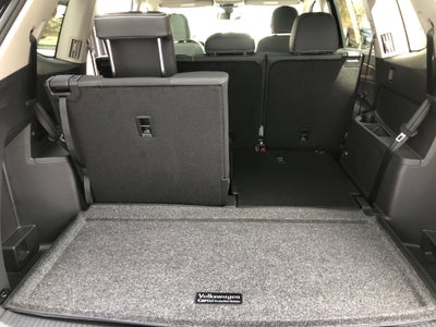 2026 Volkswagen Atlas 2.0T SE w/Technology w/panoramic sunroof and black wheel package