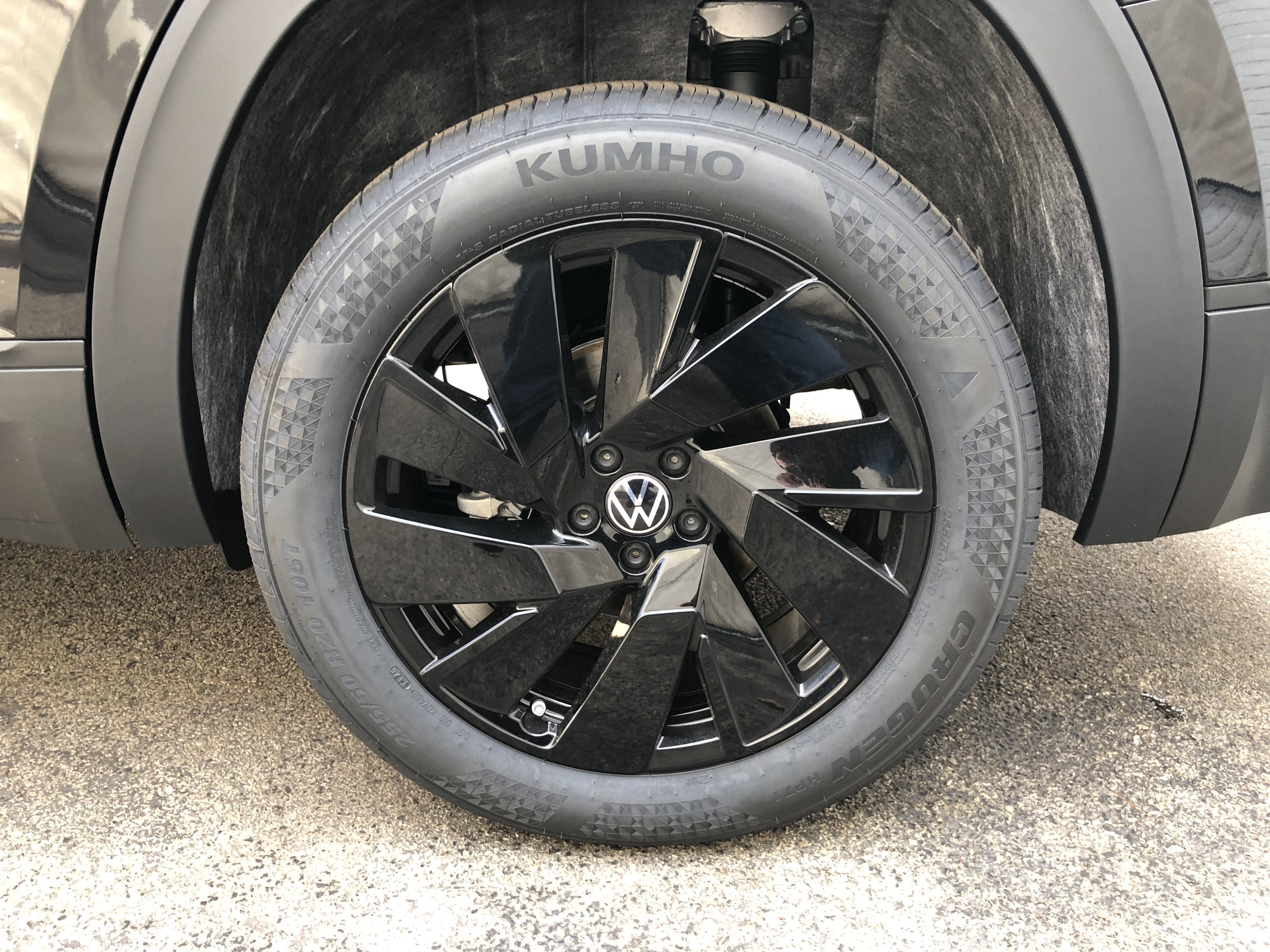 2026 Volkswagen Atlas 2.0T SE w/Technology w/panoramic sunroof and black wheel package