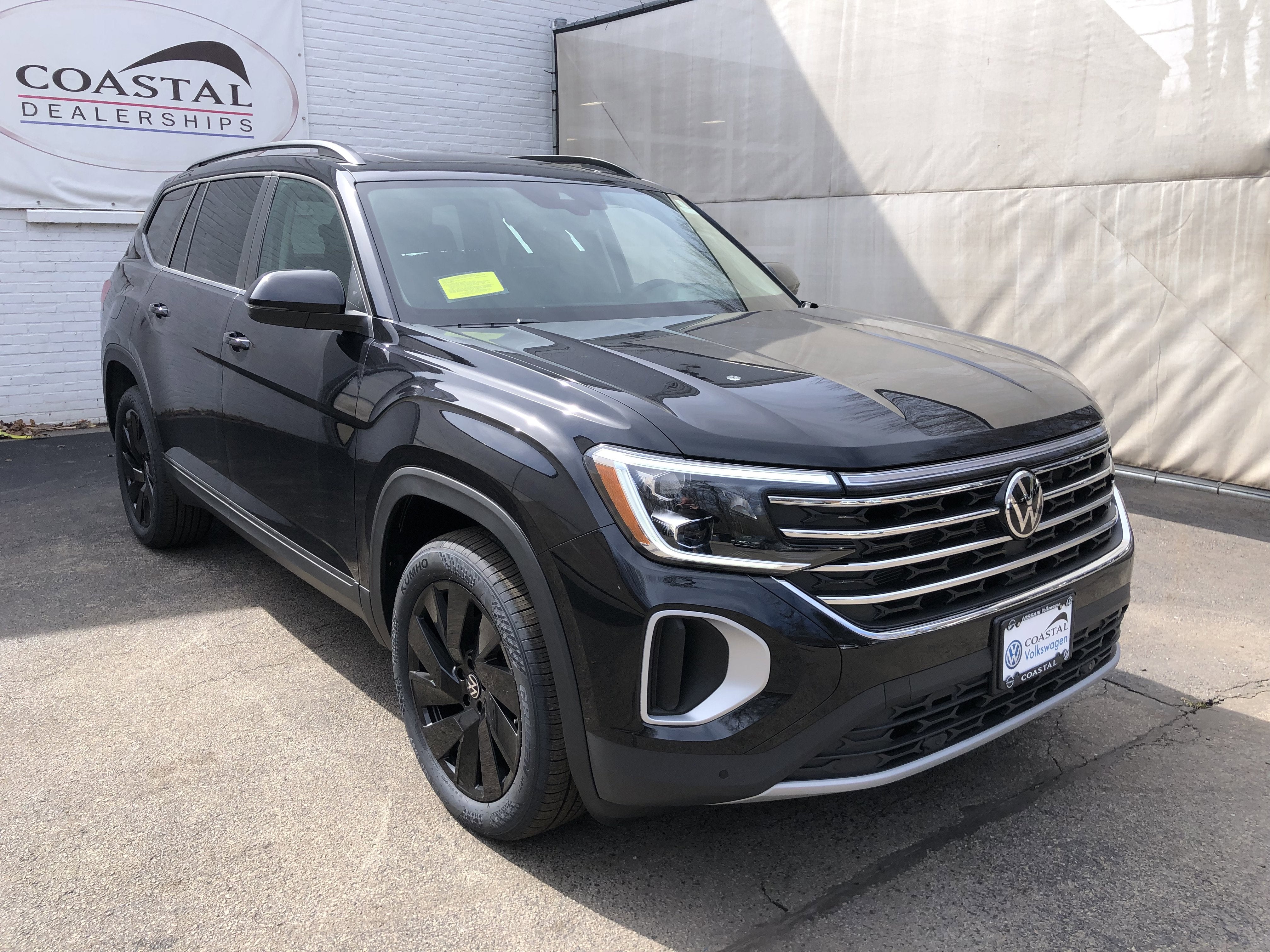 2026 Volkswagen Atlas 2.0T SE w/Technology w/panoramic sunroof and black wheel package