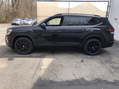 2026 Volkswagen Atlas 2.0T SE w/Technology w/panoramic sunroof and black wheel package