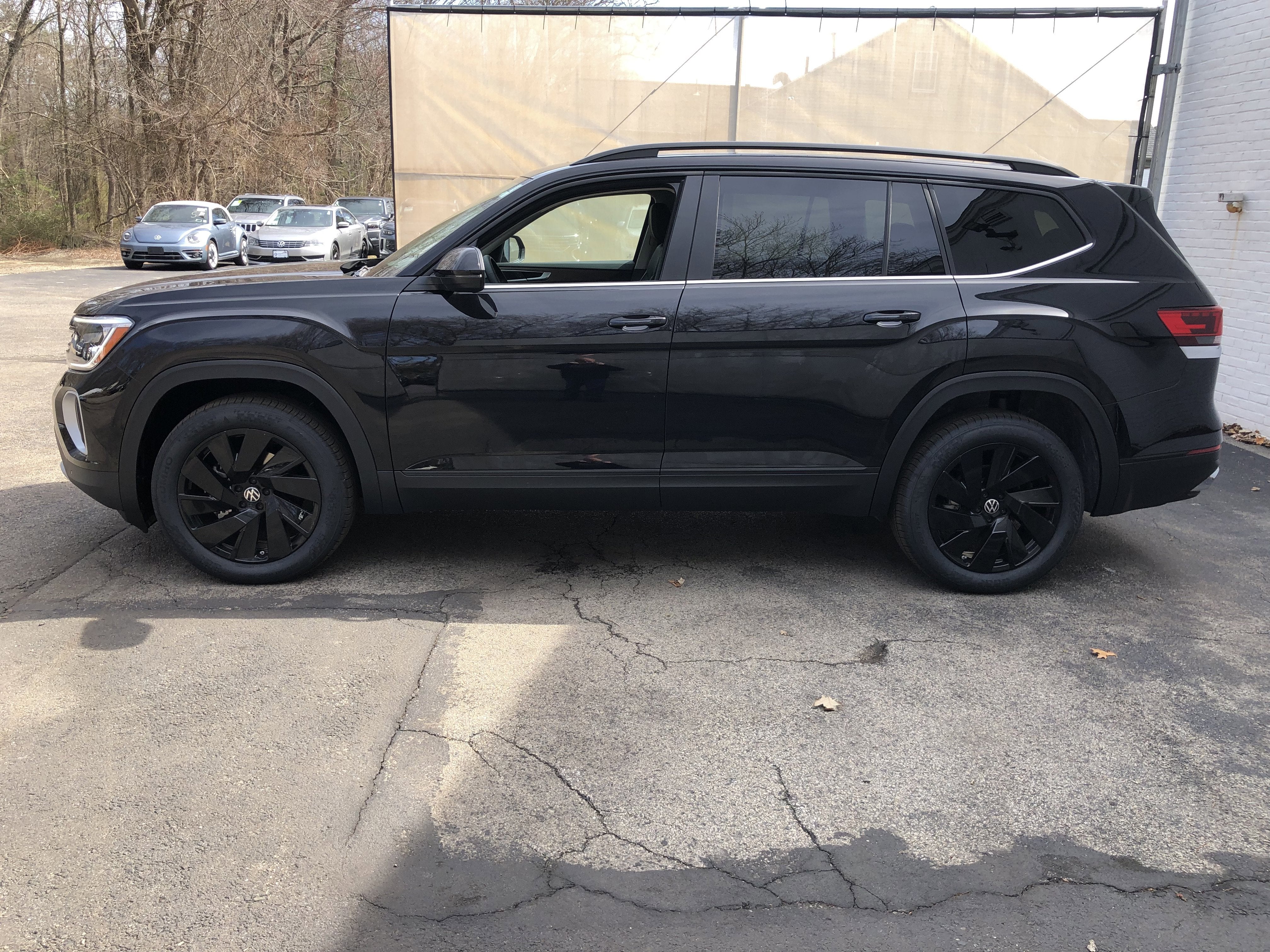 2026 Volkswagen Atlas 2.0T SE w/Technology w/panoramic sunroof and black wheel package