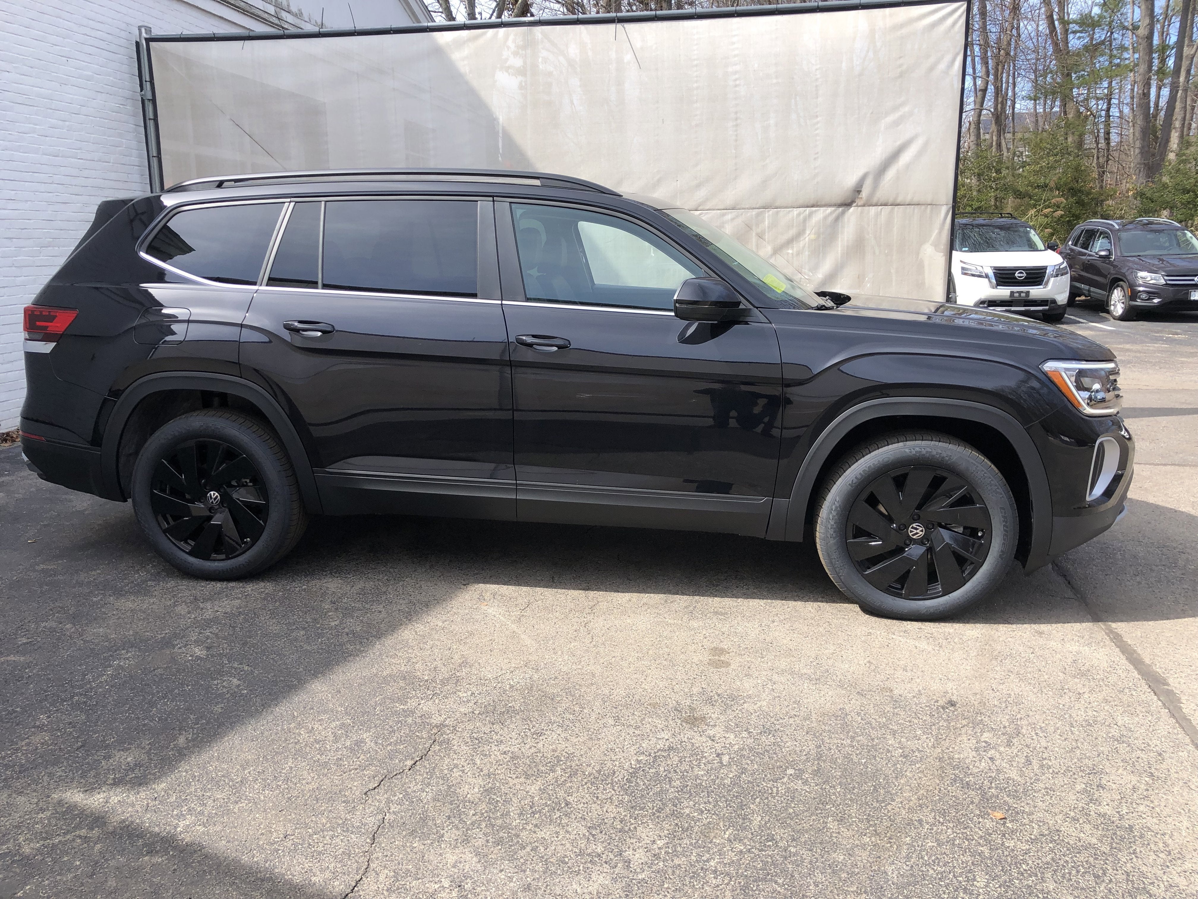 2026 Volkswagen Atlas 2.0T SE w/Technology w/panoramic sunroof and black wheel package