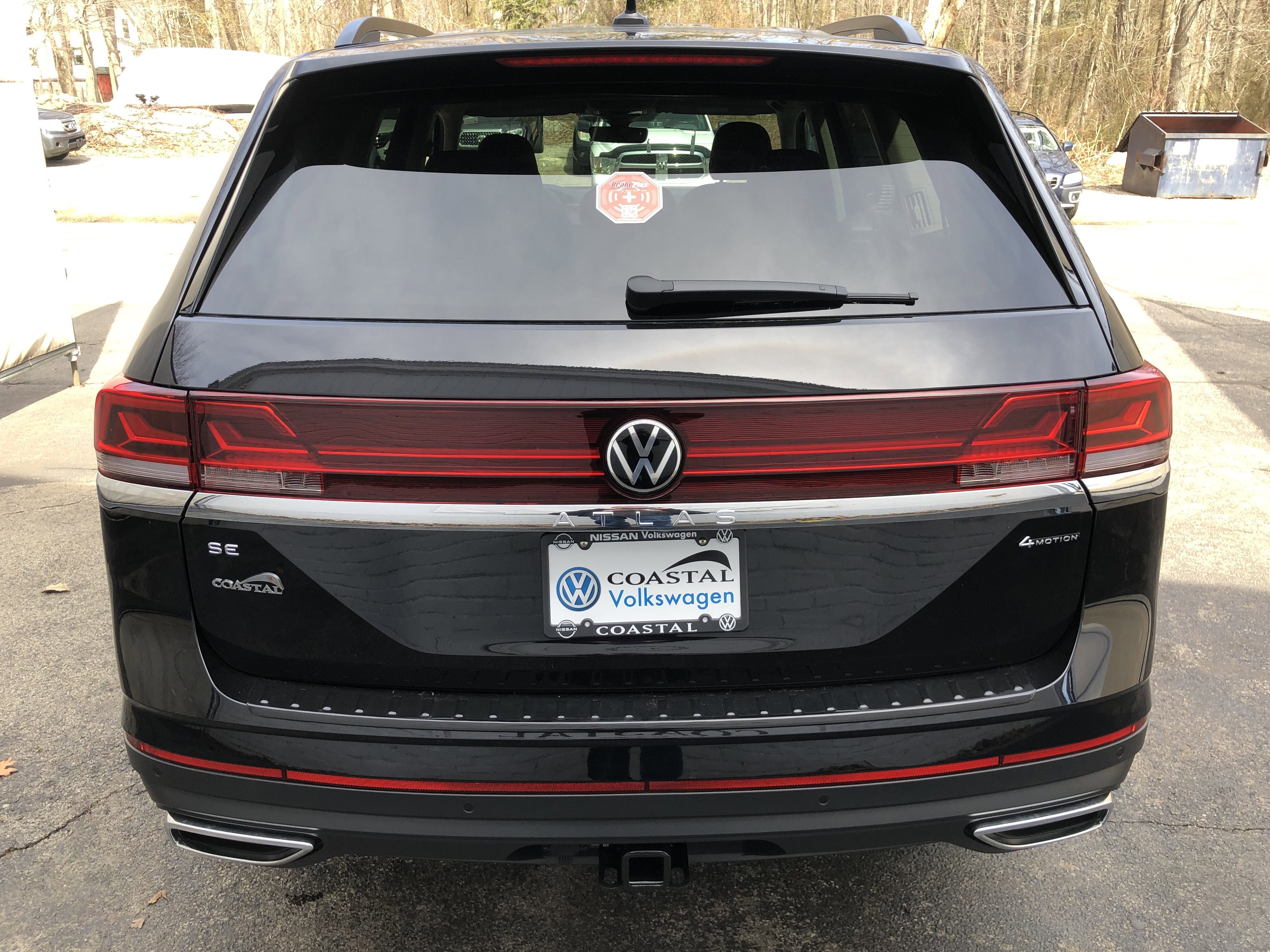 2026 Volkswagen Atlas 2.0T SE w/Technology w/panoramic sunroof and black wheel package