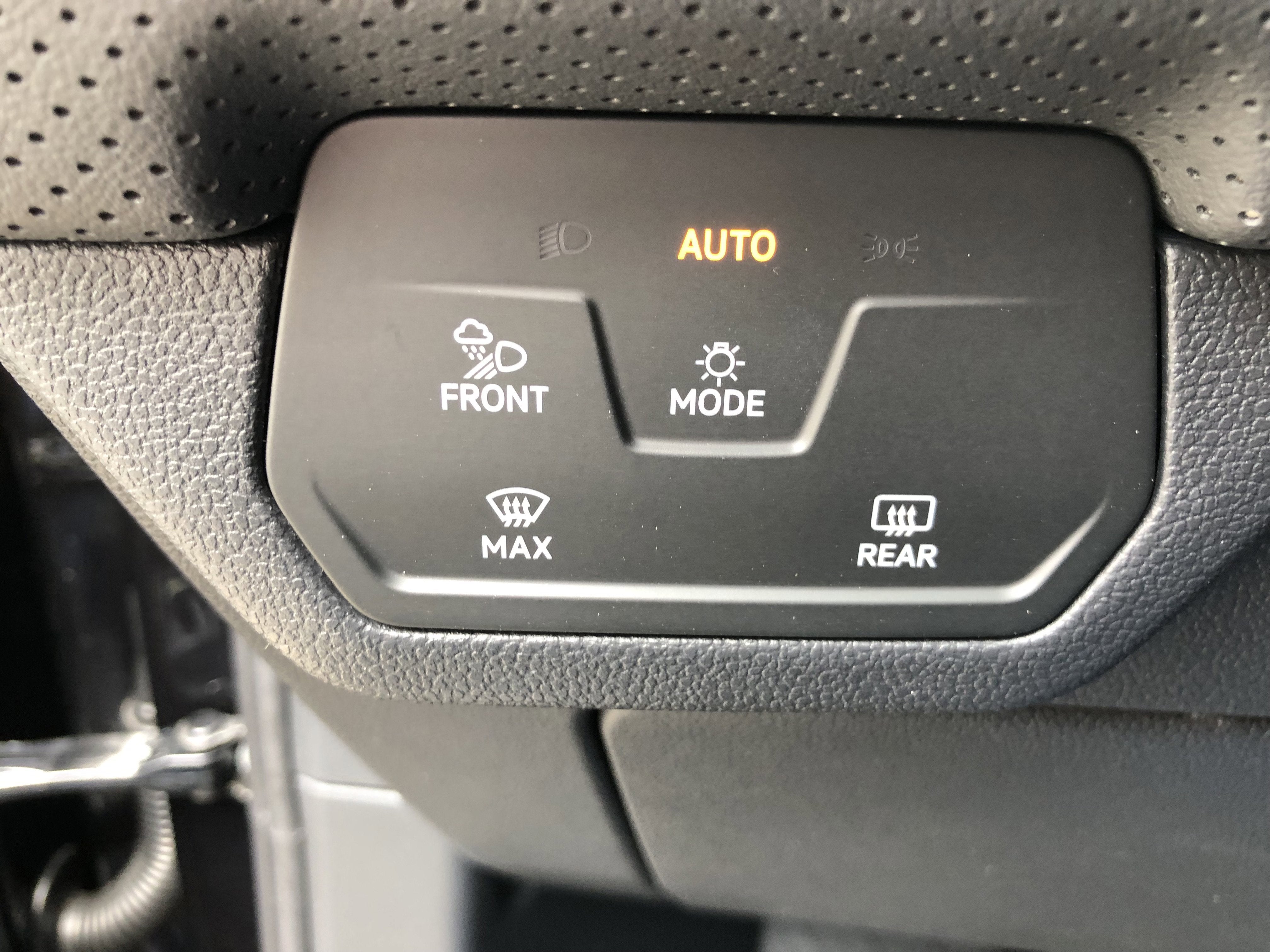 2026 Volkswagen Atlas 2.0T SE w/Technology w/panoramic sunroof and black wheel package