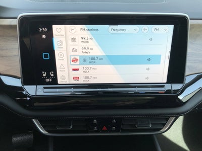 2026 Volkswagen Atlas 2.0T SE w/Technology w/panoramic sunroof and black wheel package