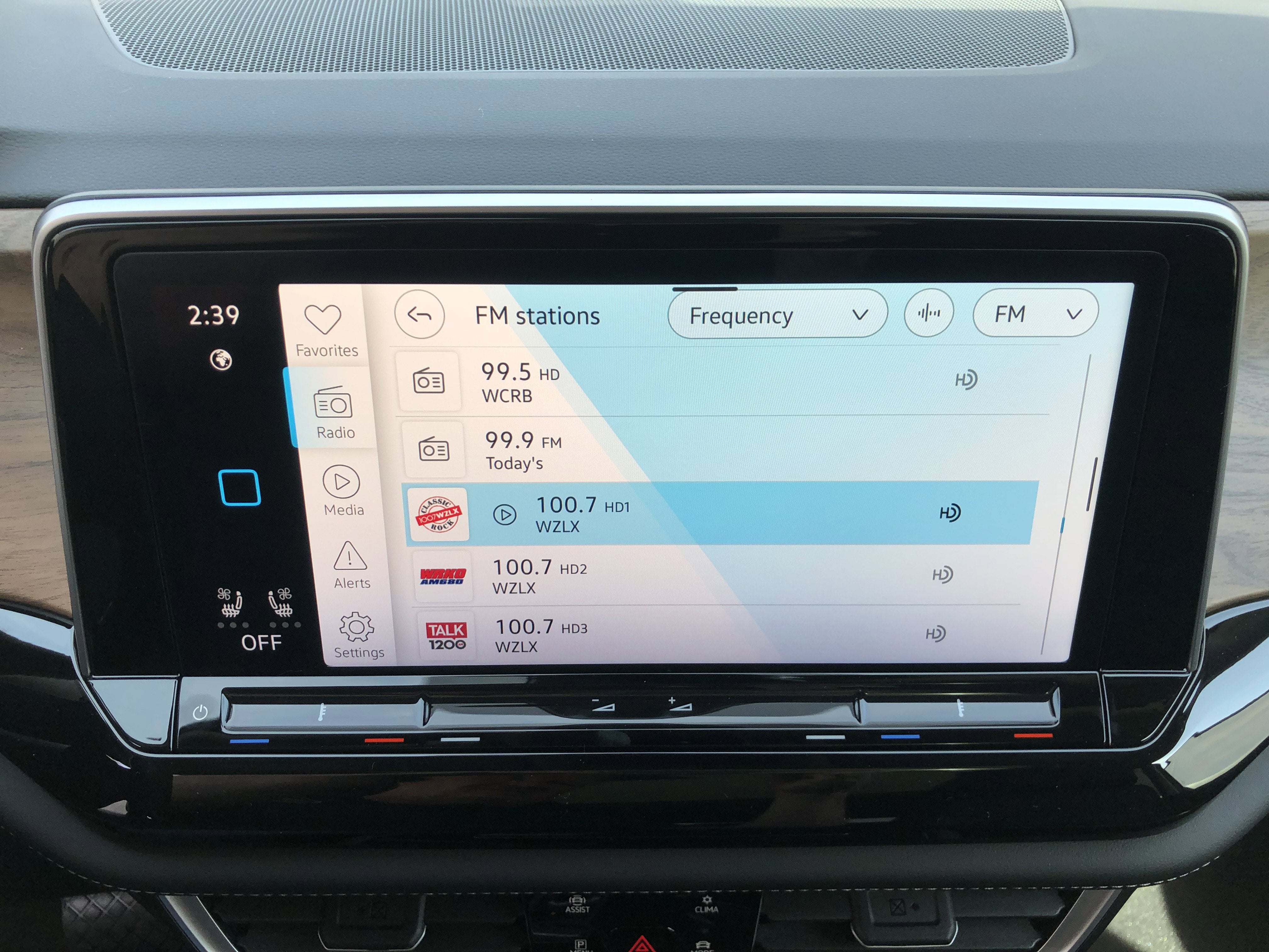 2026 Volkswagen Atlas 2.0T SE w/Technology w/panoramic sunroof and black wheel package