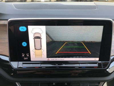 2026 Volkswagen Atlas 2.0T SE w/Technology w/panoramic sunroof and black wheel package