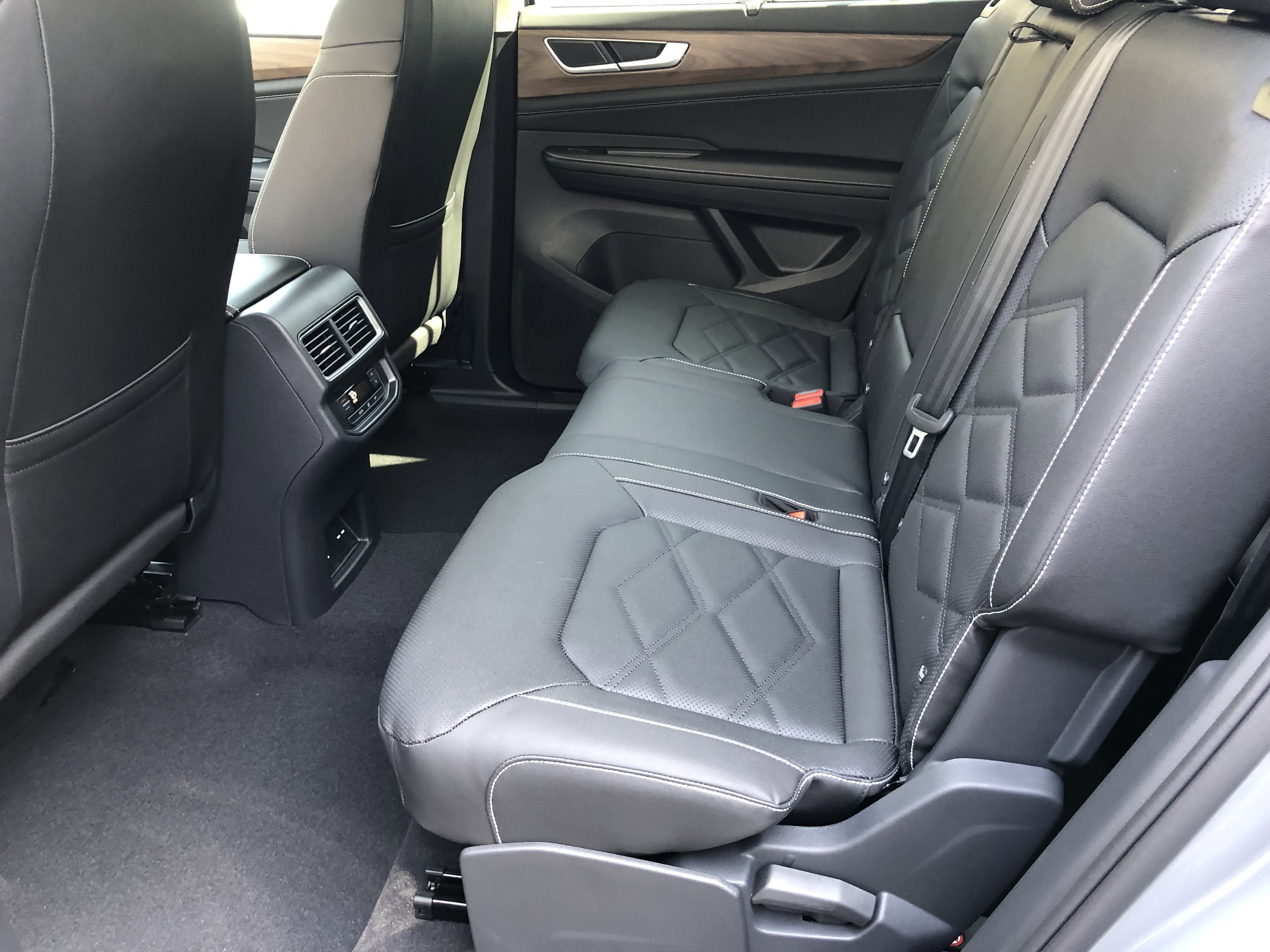 2026 Volkswagen Atlas 2.0T SE w/Technology w/panoramic sunroof and black wheel package