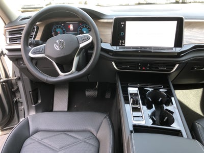 2026 Volkswagen Atlas 2.0T SE w/Technology w/panoramic sunroof and black wheel package