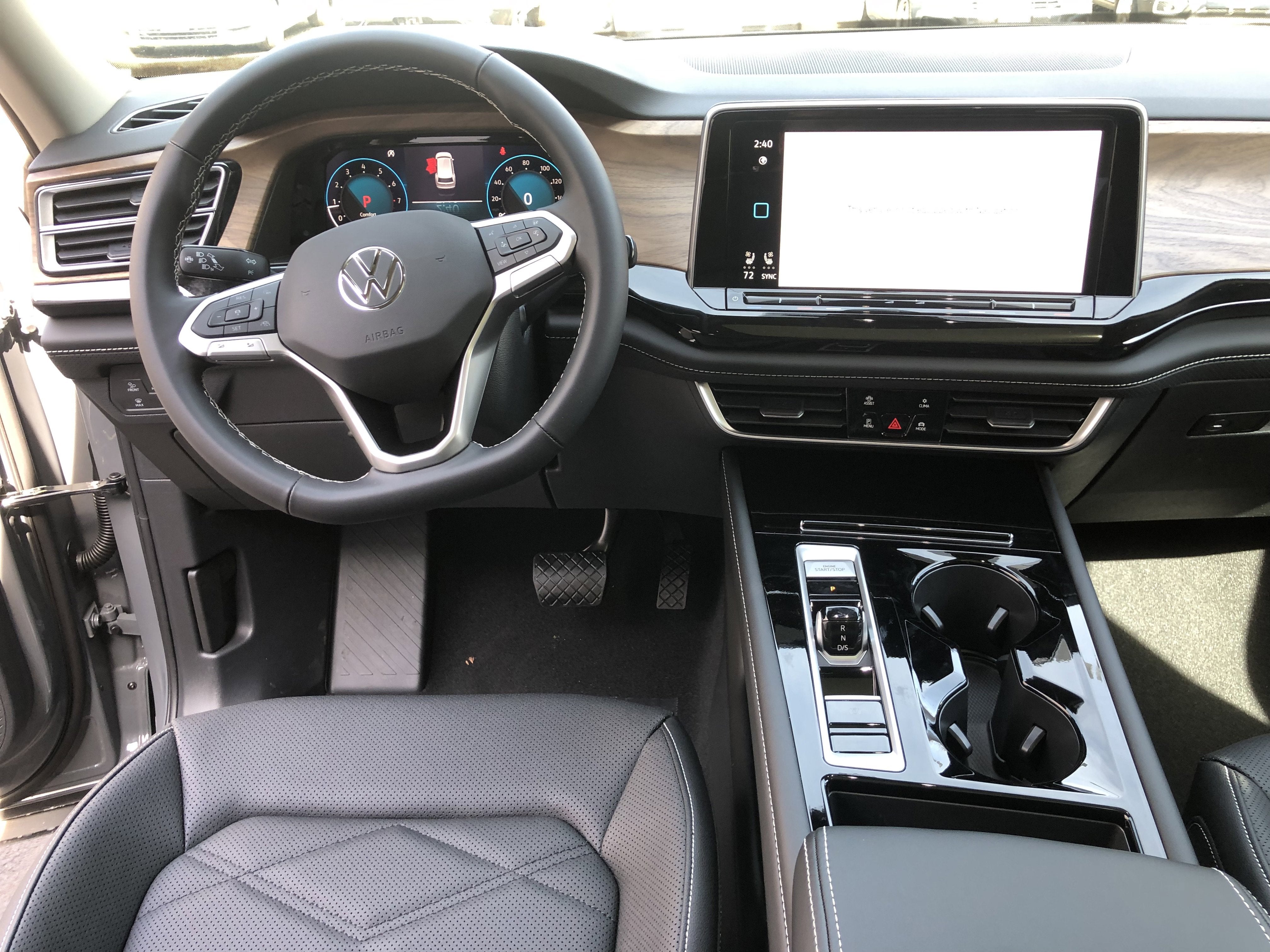 2026 Volkswagen Atlas 2.0T SE w/Technology w/panoramic sunroof and black wheel package