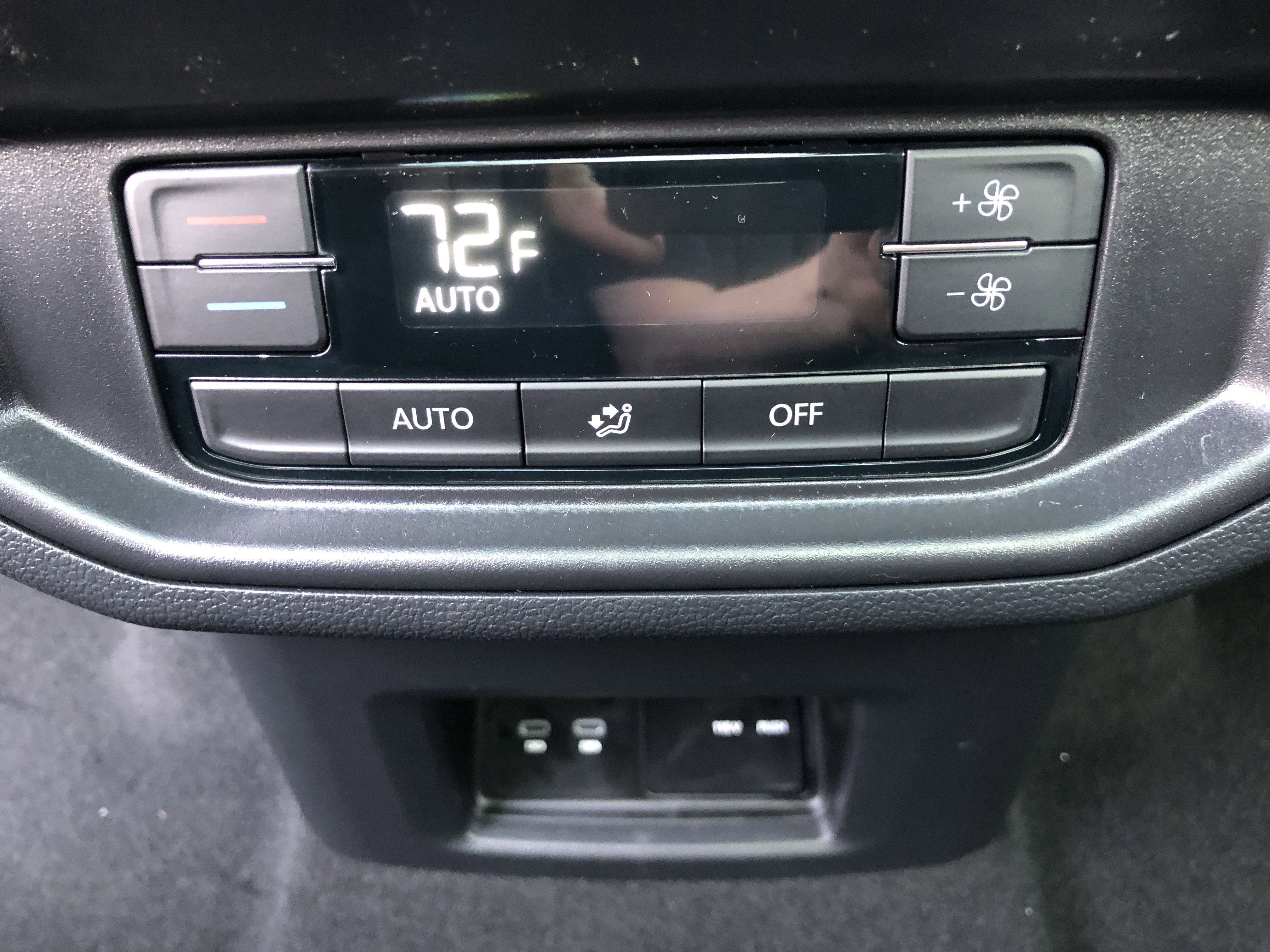 2026 Volkswagen Atlas 2.0T SE w/Technology w/panoramic sunroof and black wheel package