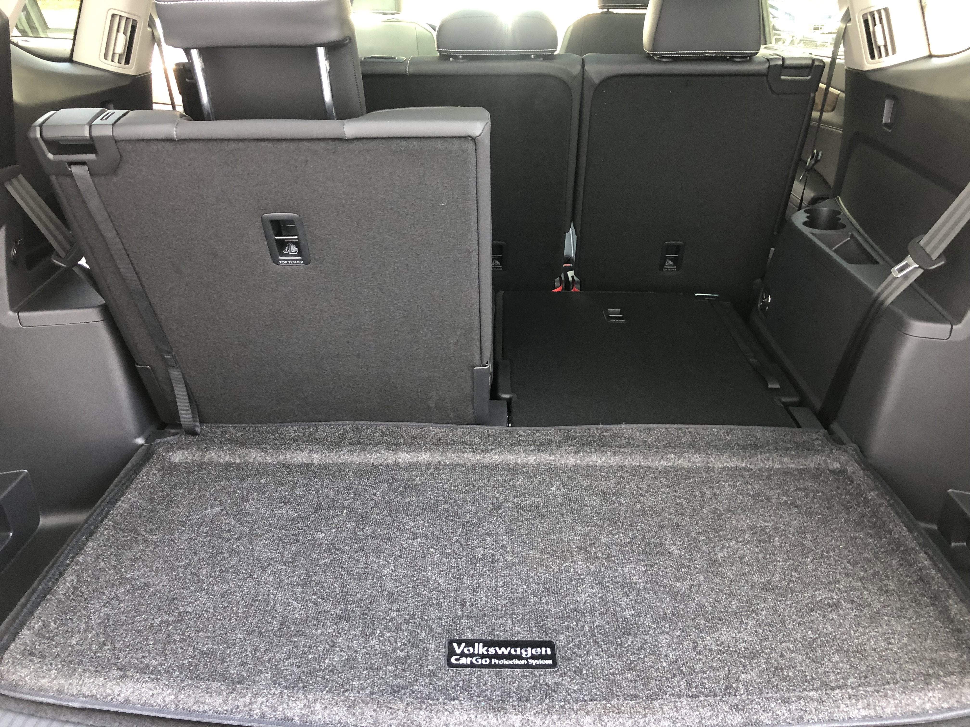 2026 Volkswagen Atlas 2.0T SE w/Technology w/panoramic sunroof and black wheel package