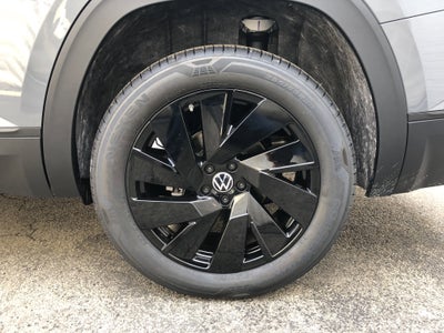 2026 Volkswagen Atlas 2.0T SE w/Technology w/panoramic sunroof and black wheel package