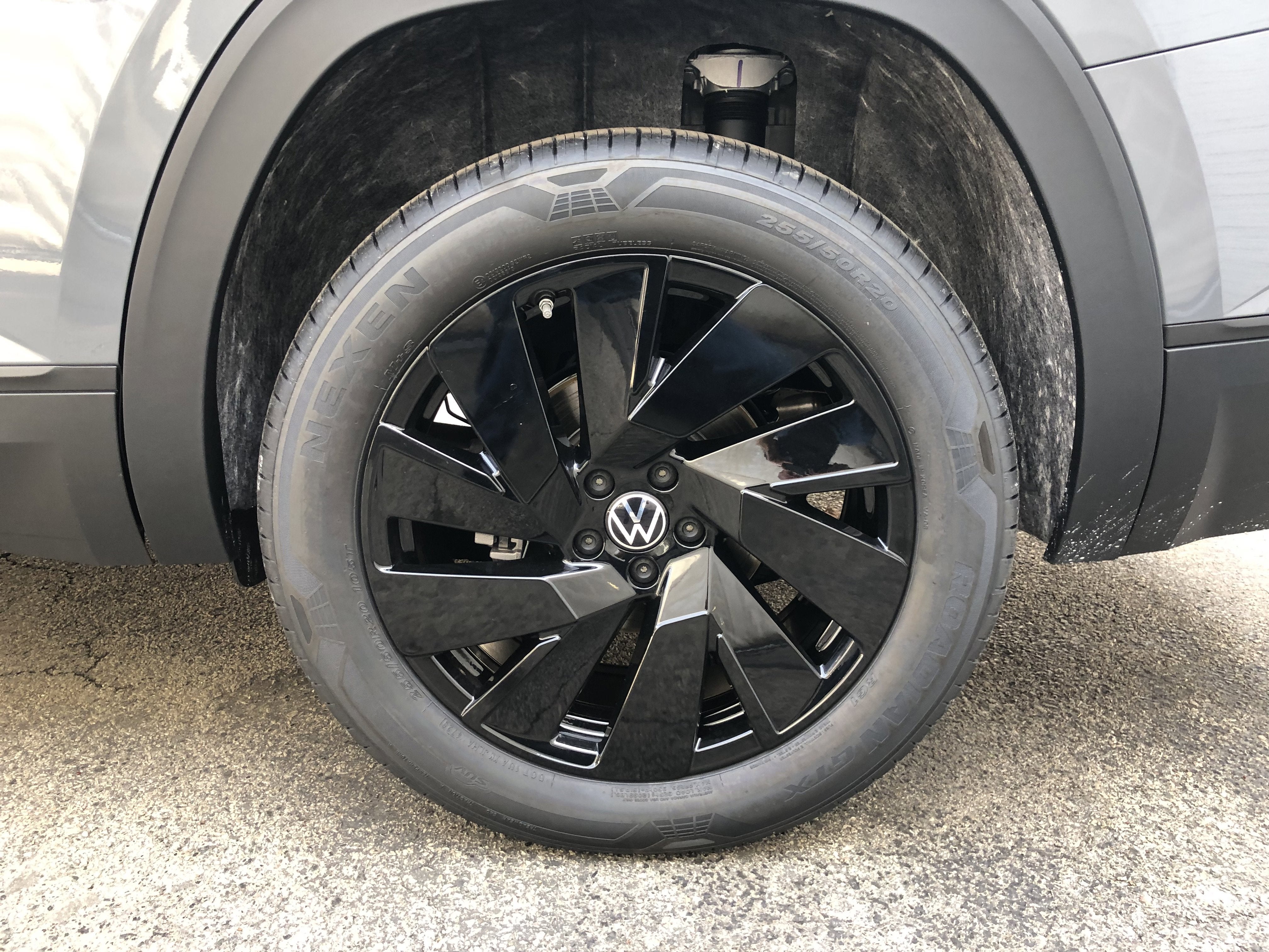 2026 Volkswagen Atlas 2.0T SE w/Technology w/panoramic sunroof and black wheel package