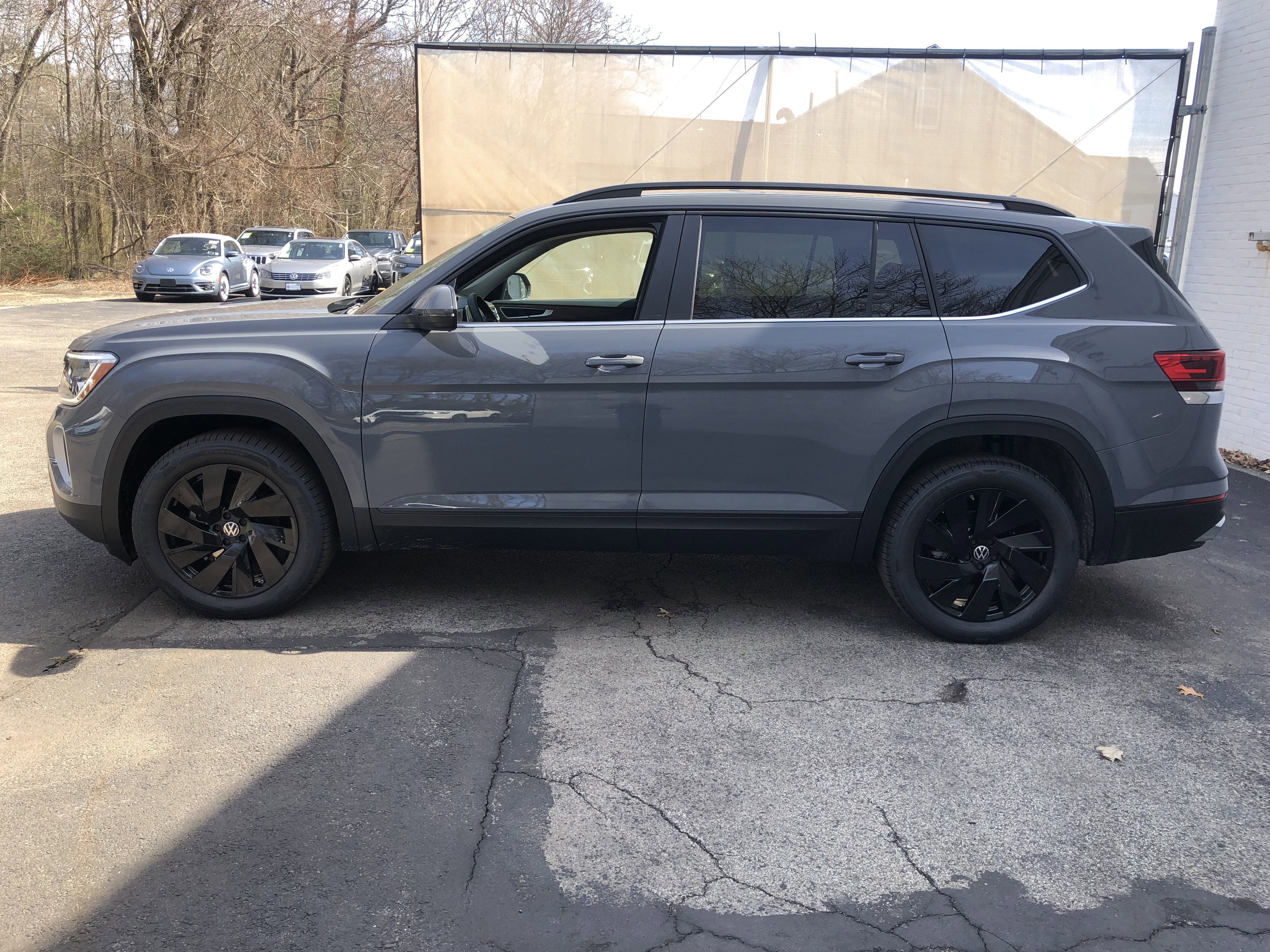 2026 Volkswagen Atlas 2.0T SE w/Technology w/panoramic sunroof and black wheel package