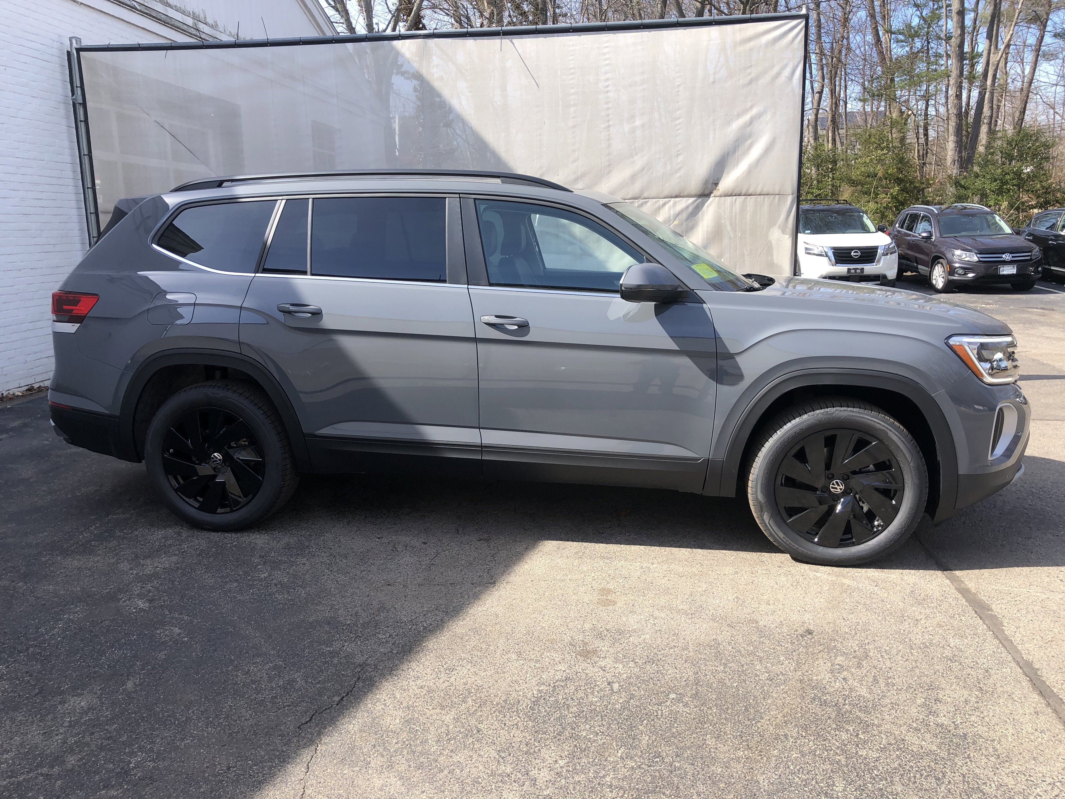 2026 Volkswagen Atlas 2.0T SE w/Technology w/panoramic sunroof and black wheel package