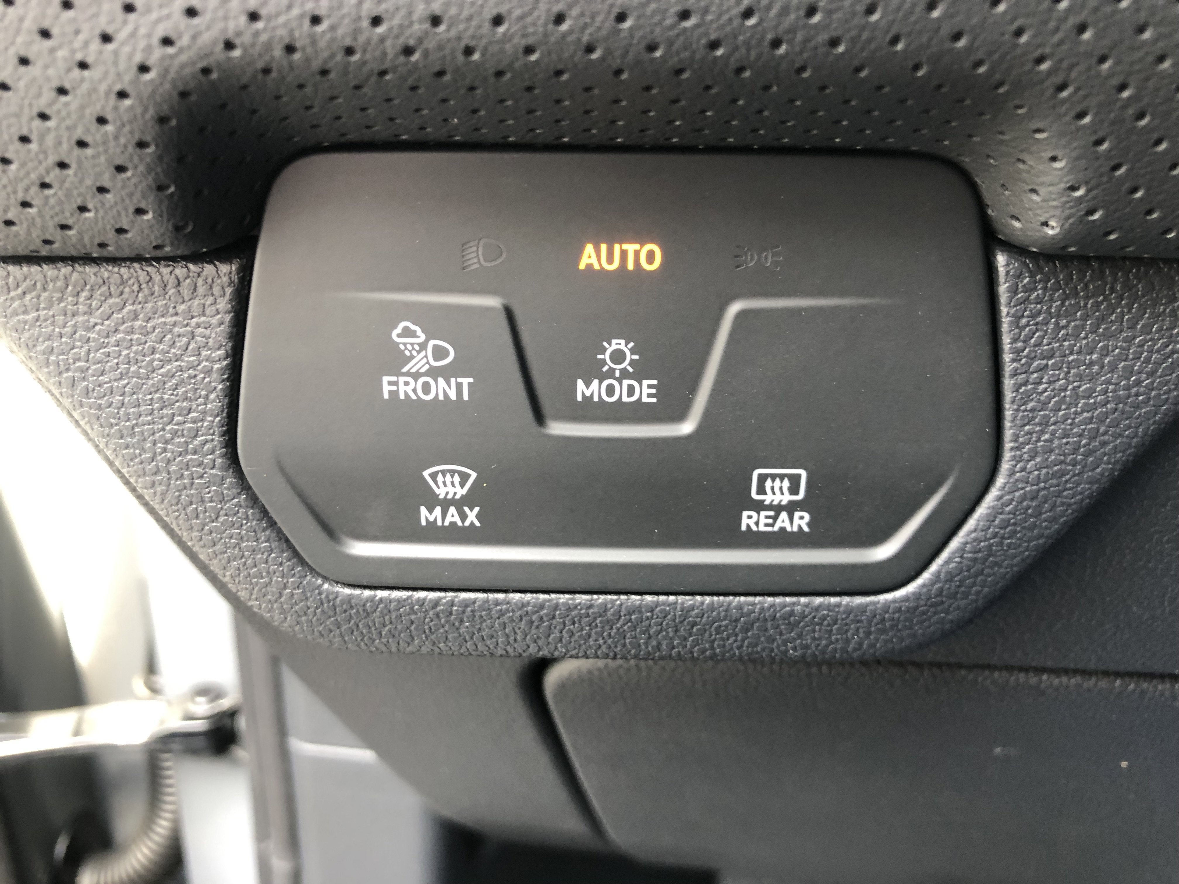 2026 Volkswagen Atlas 2.0T SE w/Technology w/panoramic sunroof and black wheel package