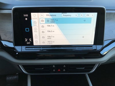 2026 Volkswagen Atlas 2.0T SE w/Technology w/panoramic sunroof and black wheel package