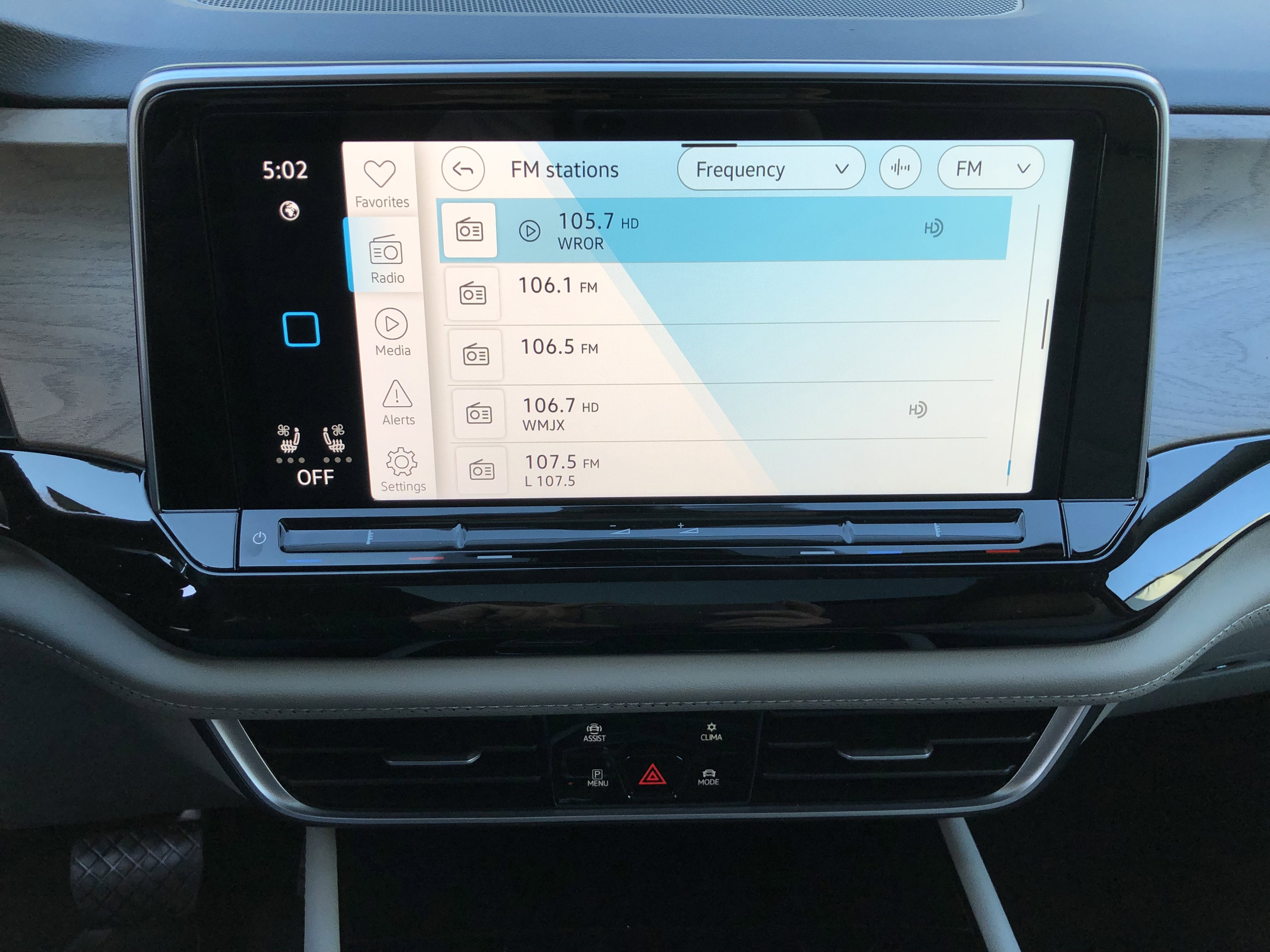 2026 Volkswagen Atlas 2.0T SE w/Technology w/panoramic sunroof and black wheel package