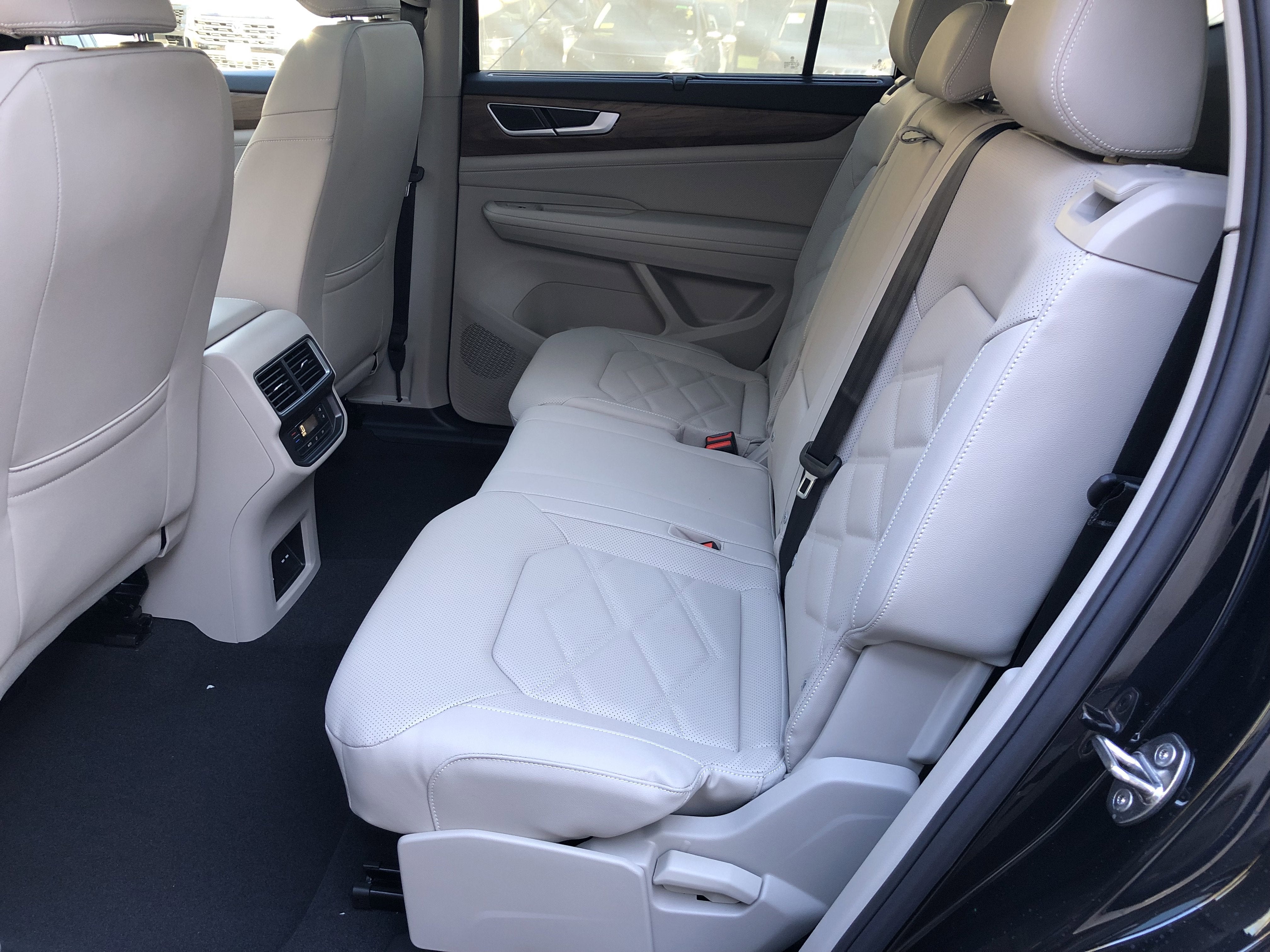 2026 Volkswagen Atlas 2.0T SE w/Technology w/panoramic sunroof and black wheel package