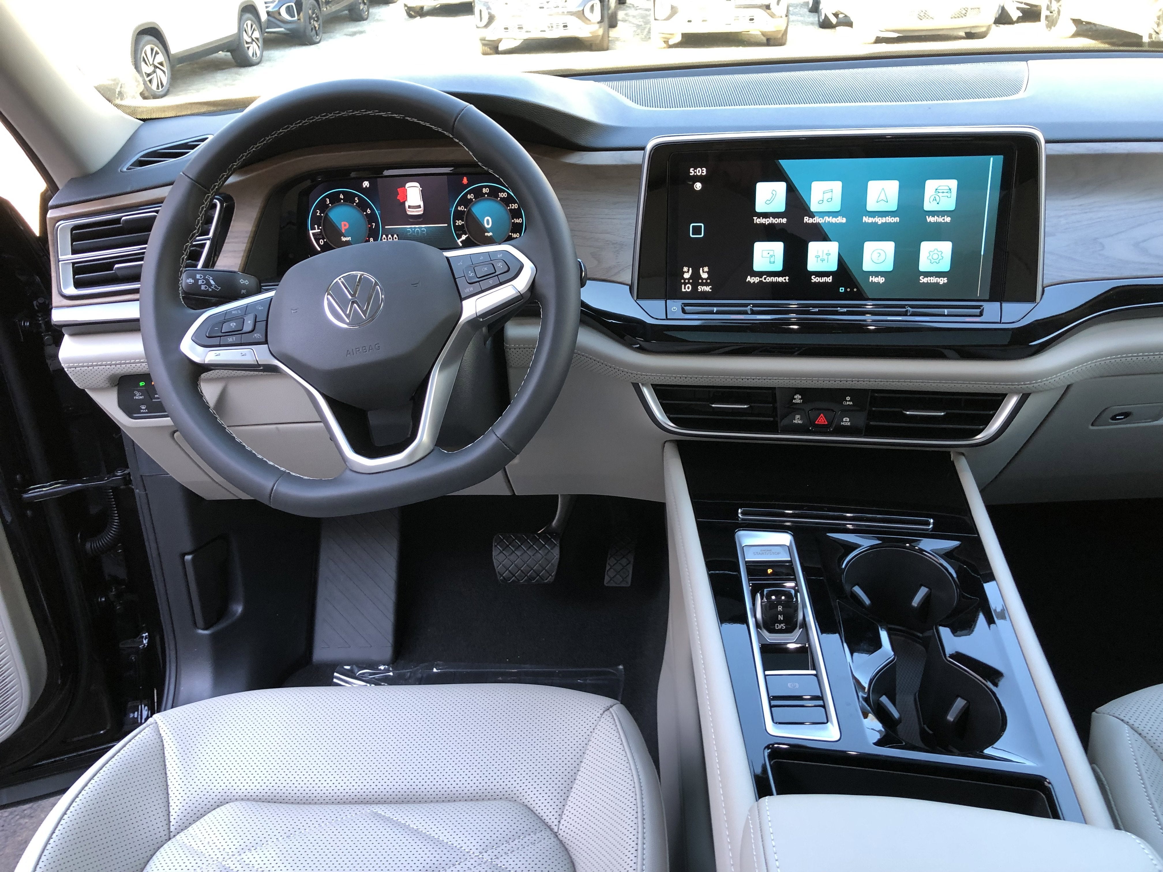 2026 Volkswagen Atlas 2.0T SE w/Technology w/panoramic sunroof and black wheel package