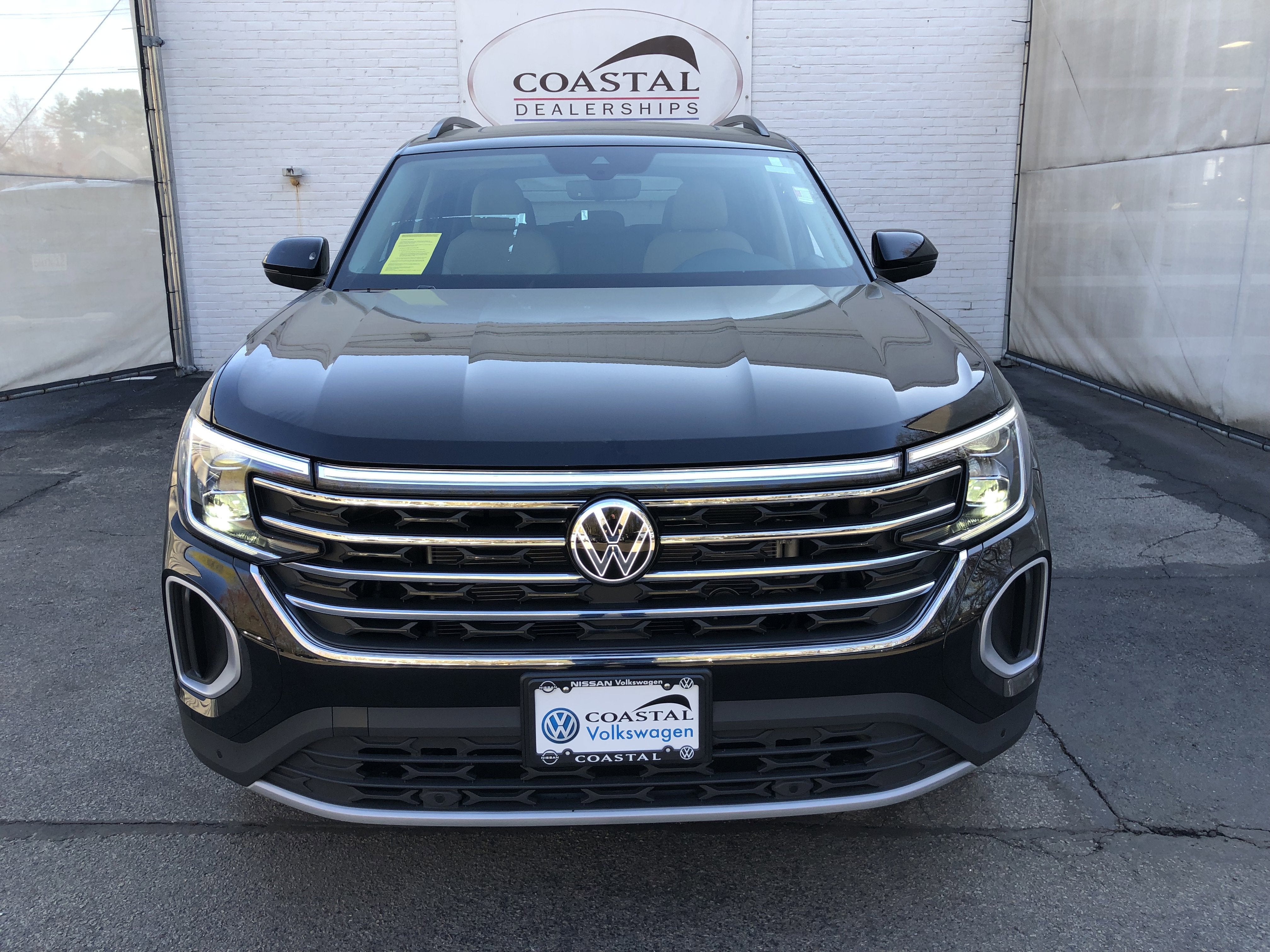 2026 Volkswagen Atlas 2.0T SE w/Technology w/panoramic sunroof and black wheel package