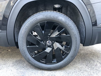 2026 Volkswagen Atlas 2.0T SE w/Technology w/panoramic sunroof and black wheel package