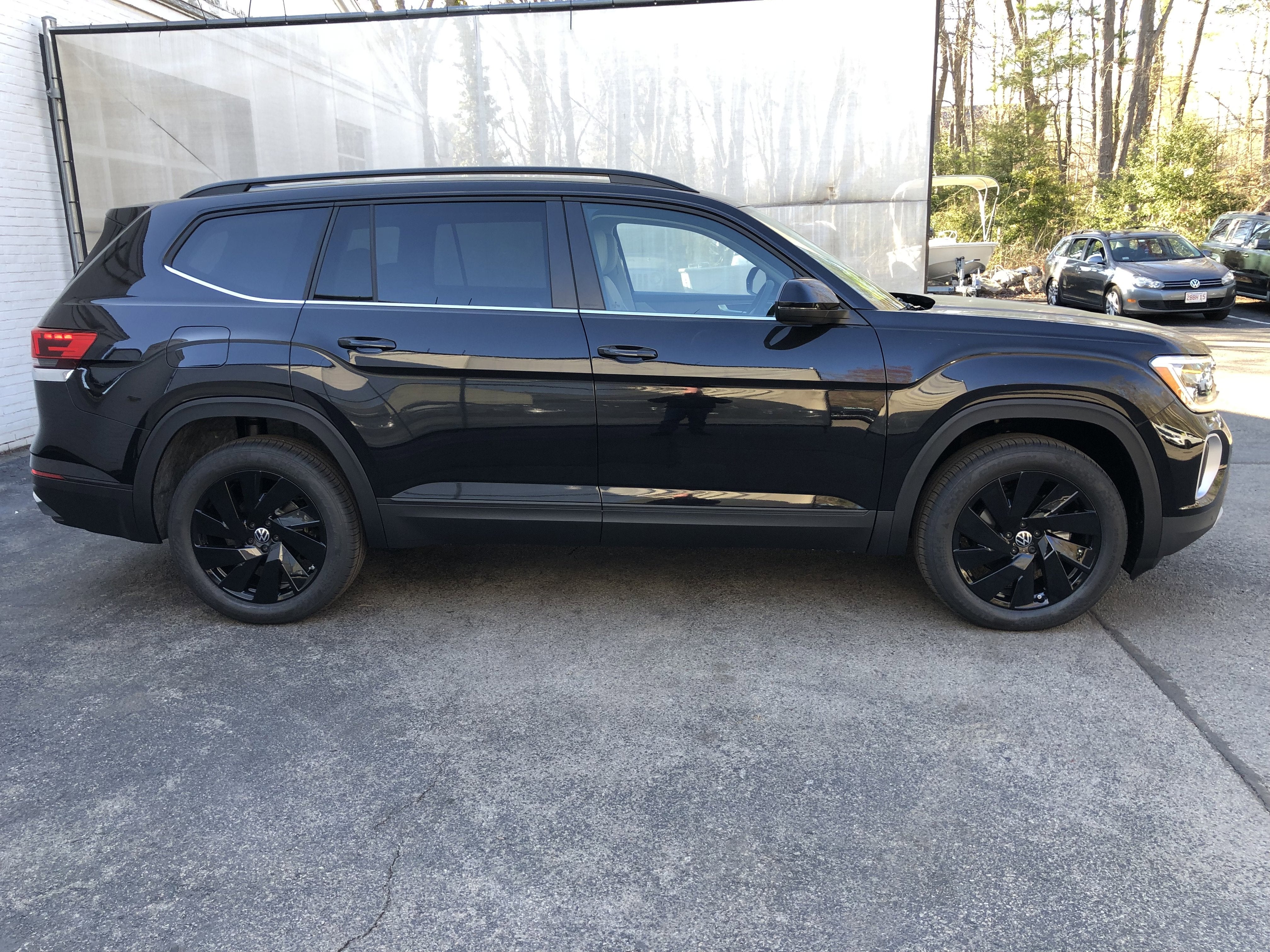 2026 Volkswagen Atlas 2.0T SE w/Technology w/panoramic sunroof and black wheel package