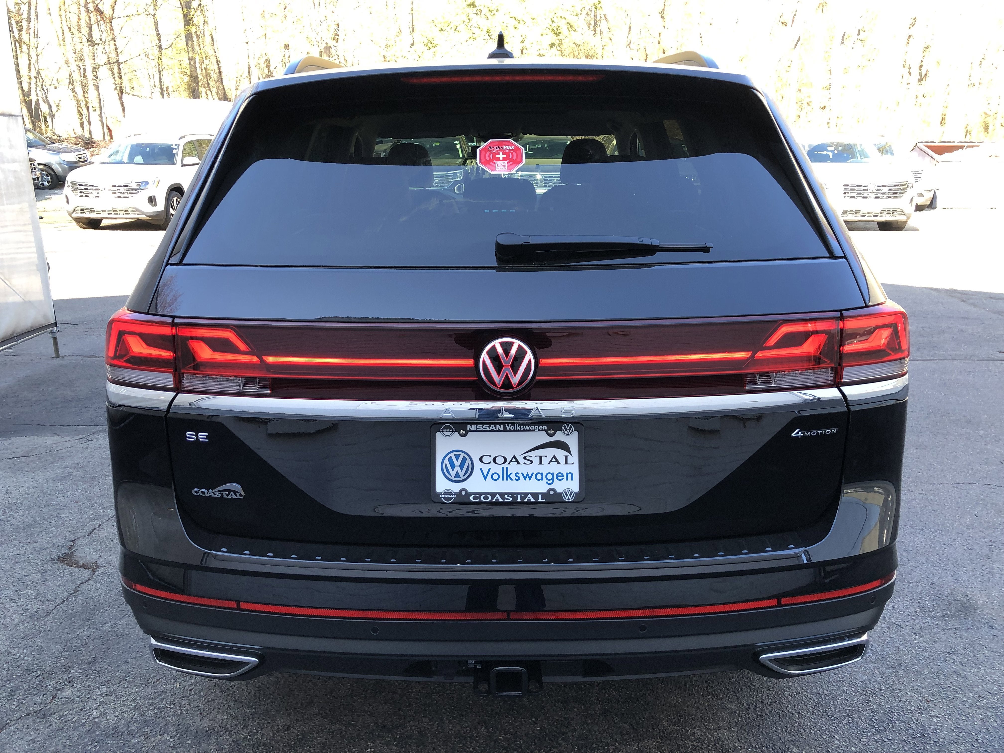 2026 Volkswagen Atlas 2.0T SE w/Technology w/panoramic sunroof and black wheel package