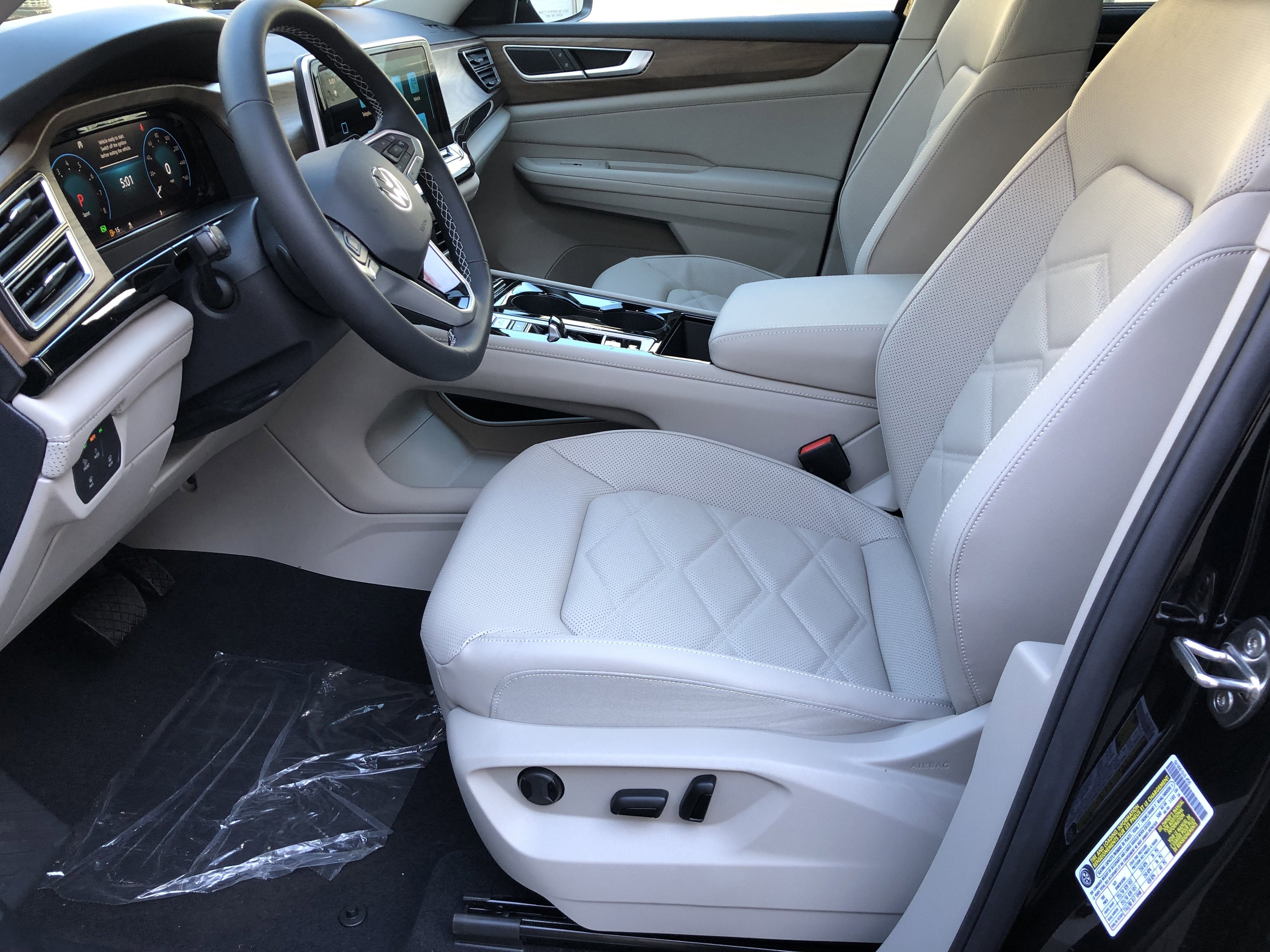 2026 Volkswagen Atlas 2.0T SE w/Technology w/panoramic sunroof and black wheel package