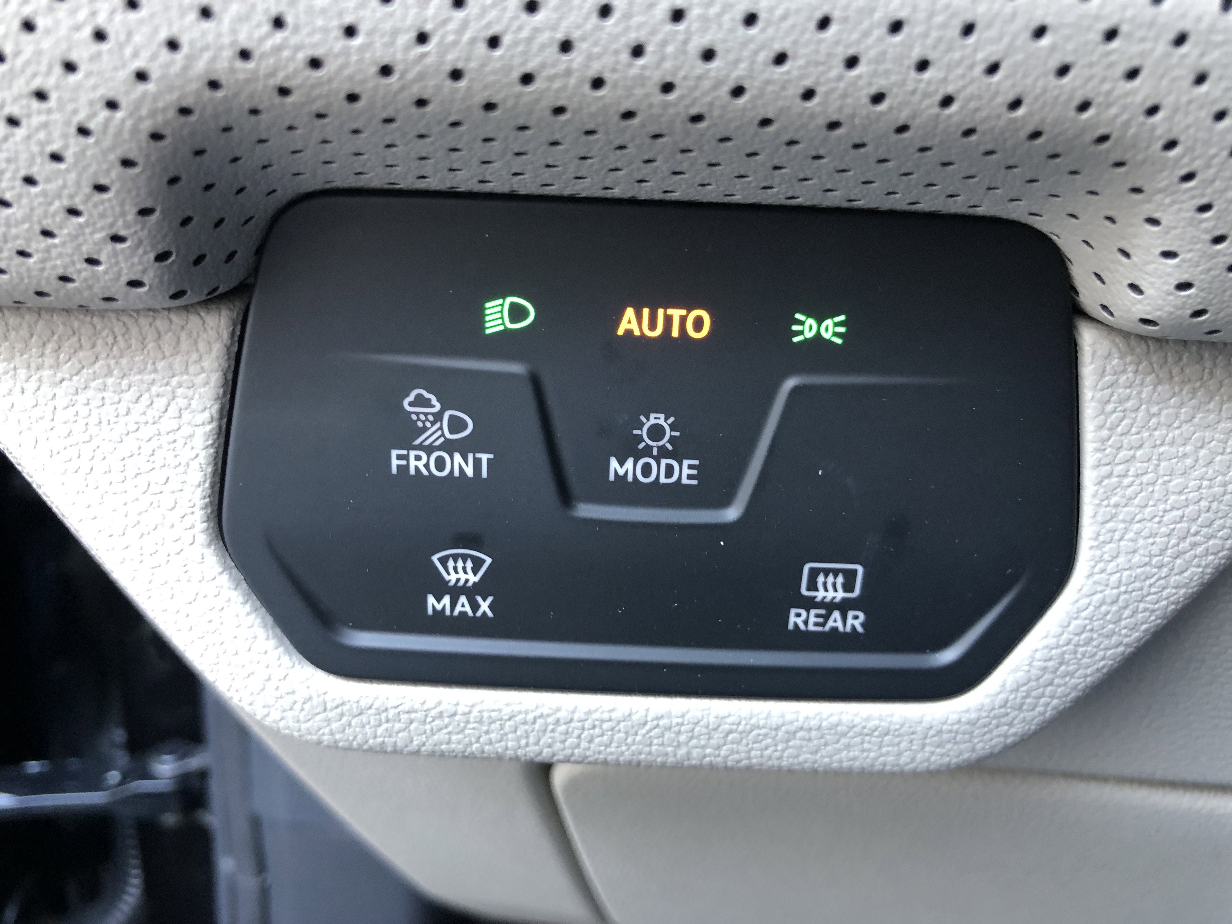 2026 Volkswagen Atlas 2.0T SE w/Technology w/panoramic sunroof and black wheel package