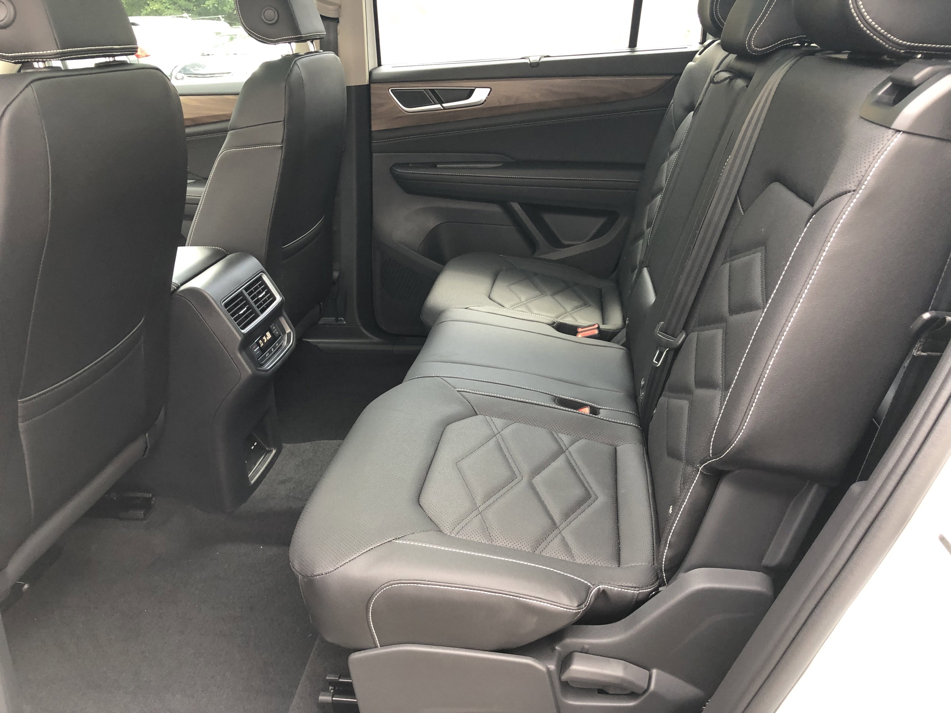 2026 Volkswagen Atlas 2.0T SE w/Technology w/panoramic sunroof