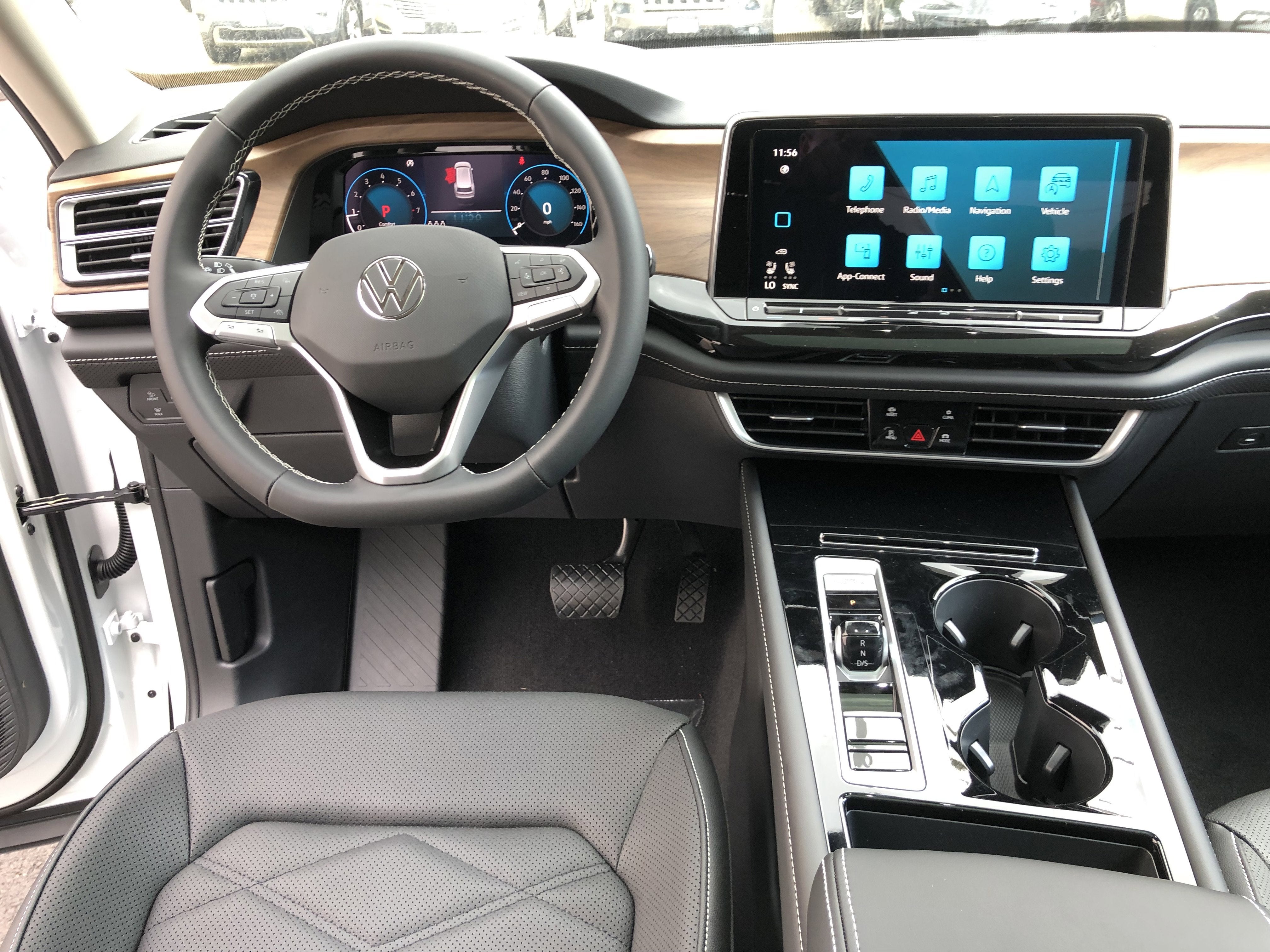 2026 Volkswagen Atlas 2.0T SE w/Technology w/panoramic sunroof