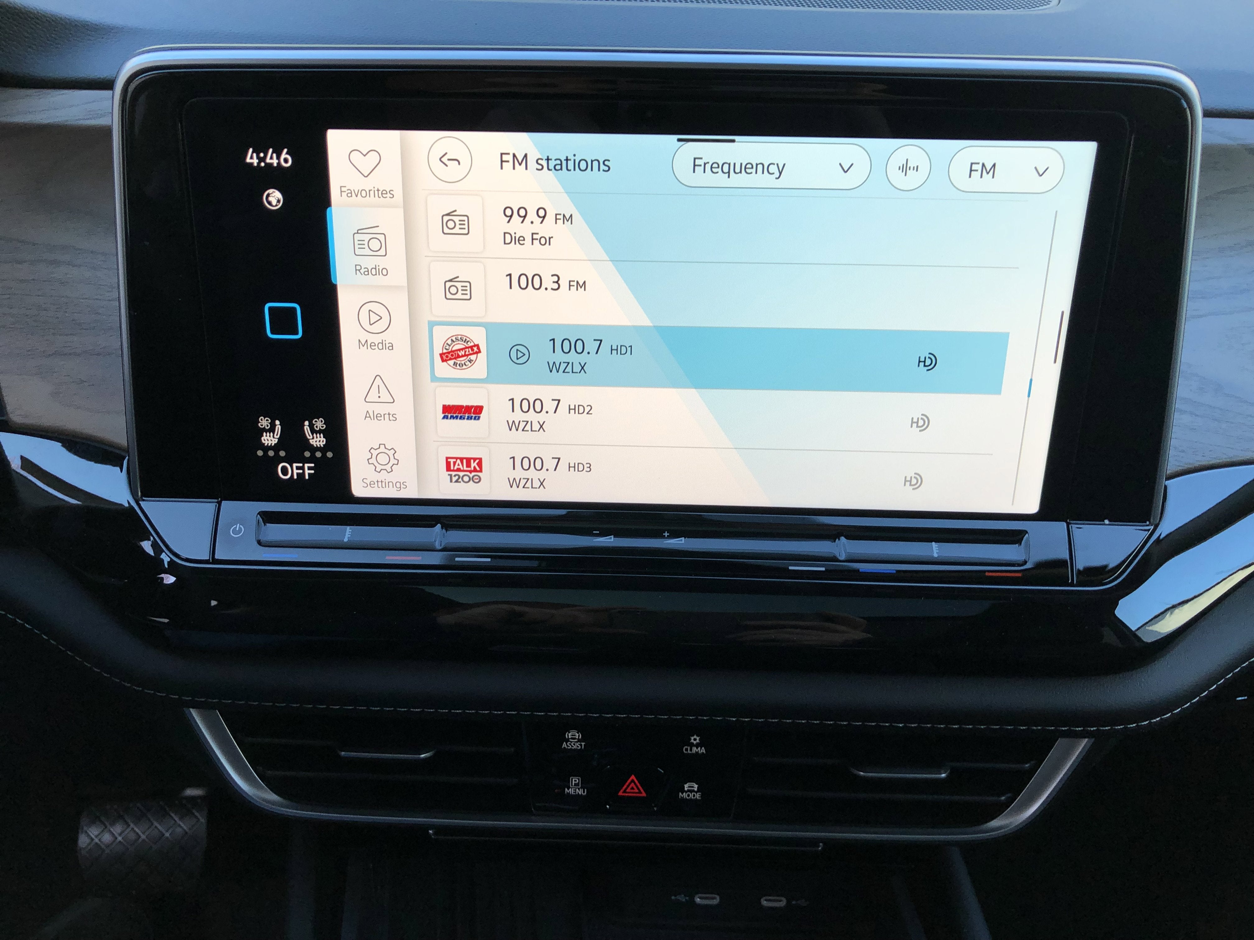 2026 Volkswagen Atlas 2.0T SE w/Technology w/captains chairs, panoramic sunroof and black wheel package